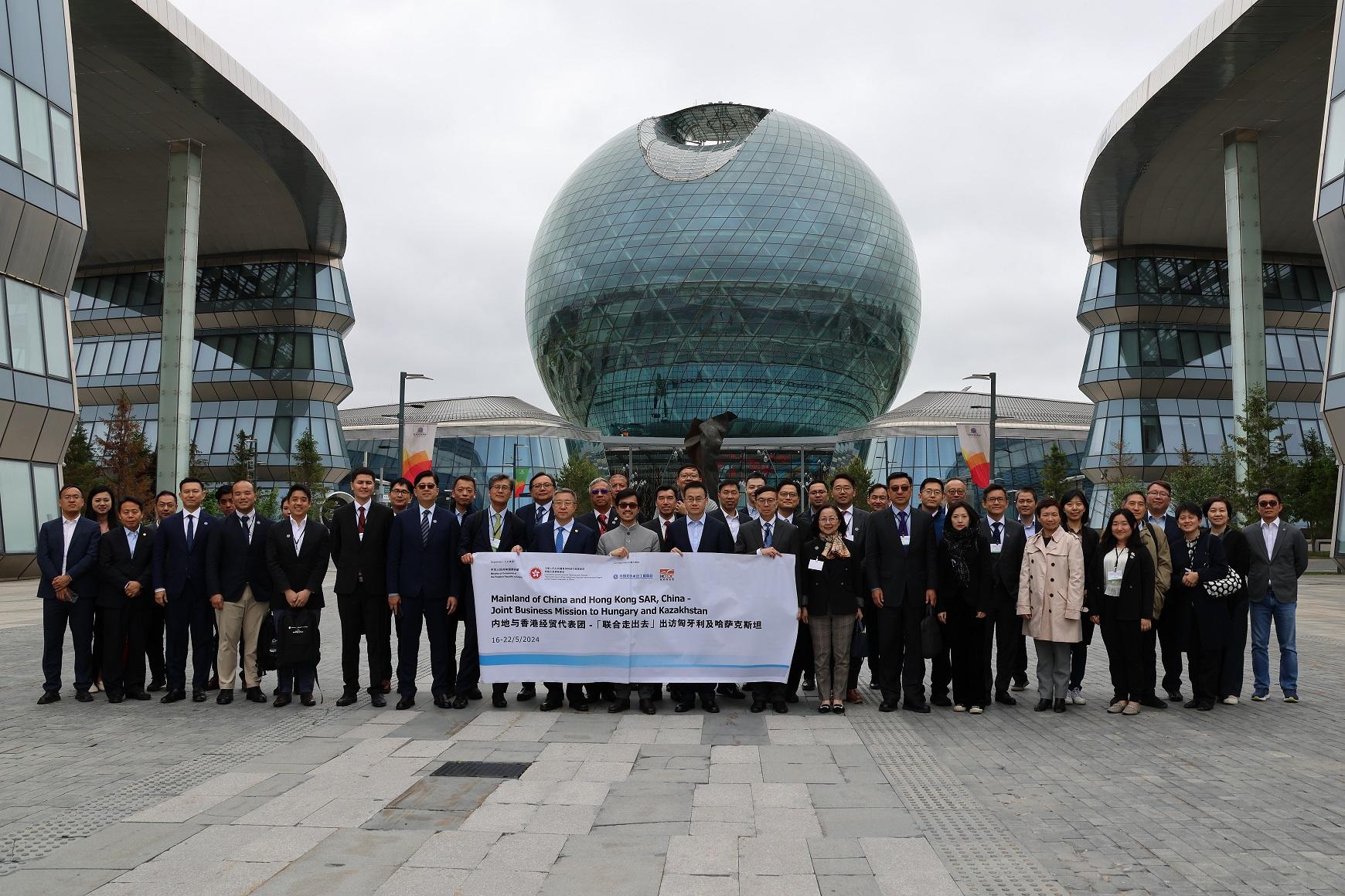 代表團五月二十日在哈薩克斯坦參觀阿斯塔納樞紐國際IT初創科技園。