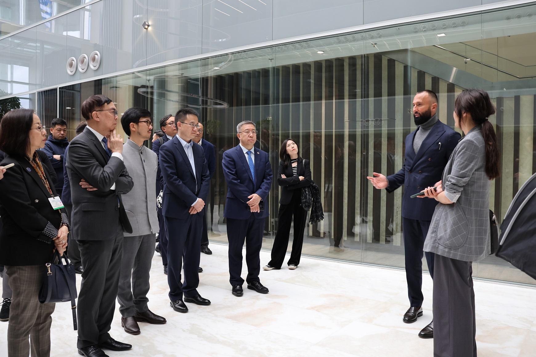 内地与香港经贸代表团于五月十六至二十二日访问匈牙利和哈萨克斯坦。图示代表团五月二十日在哈萨克斯坦参观阿斯塔纳国际金融中心。