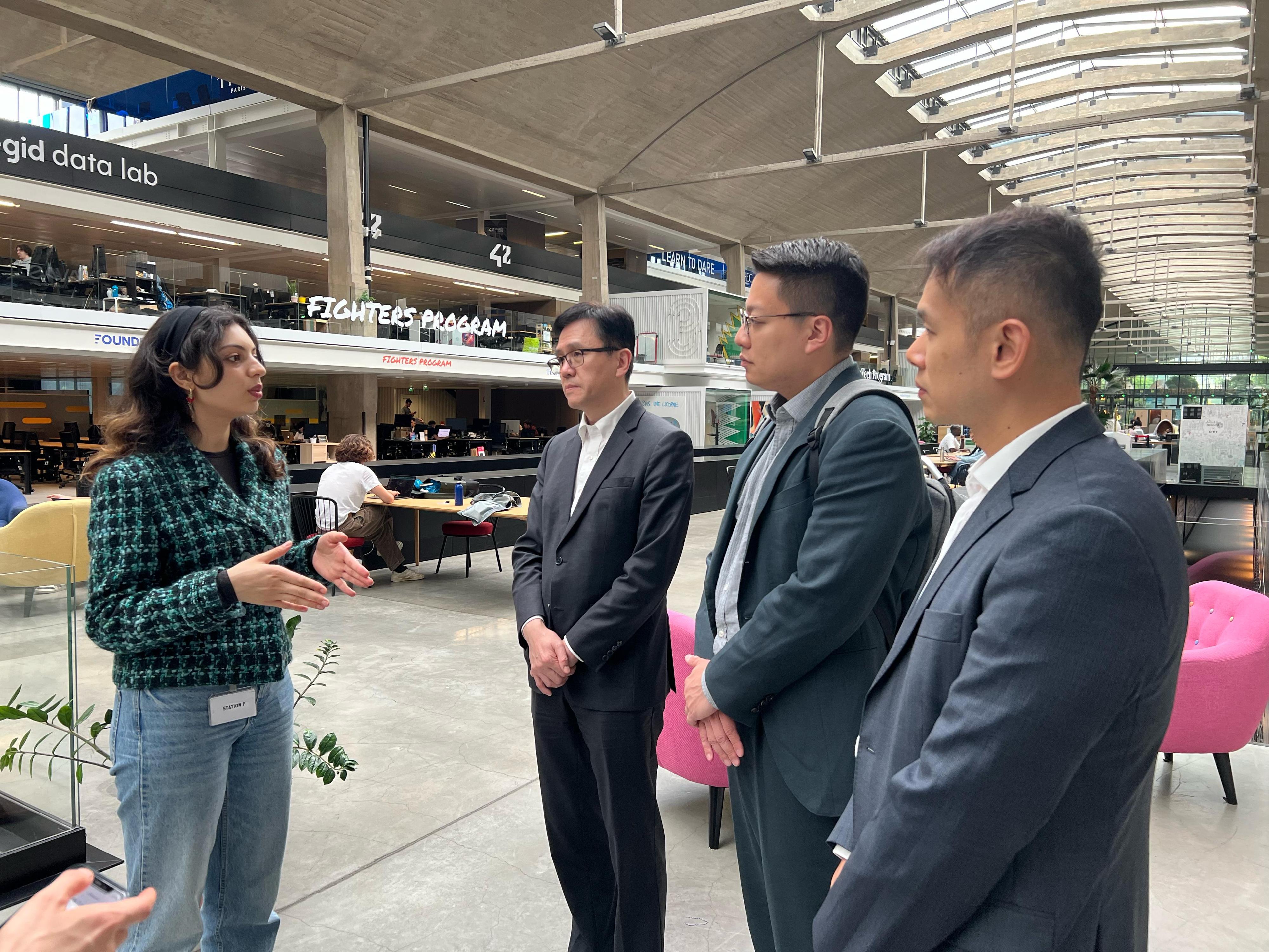The Secretary for Innovation, Technology and Industry, Professor Sun Dong (second left), visited Station F, a start-up park in the city centre of Paris, on May 24 (Paris time) to learn more about its operation mode and community network.