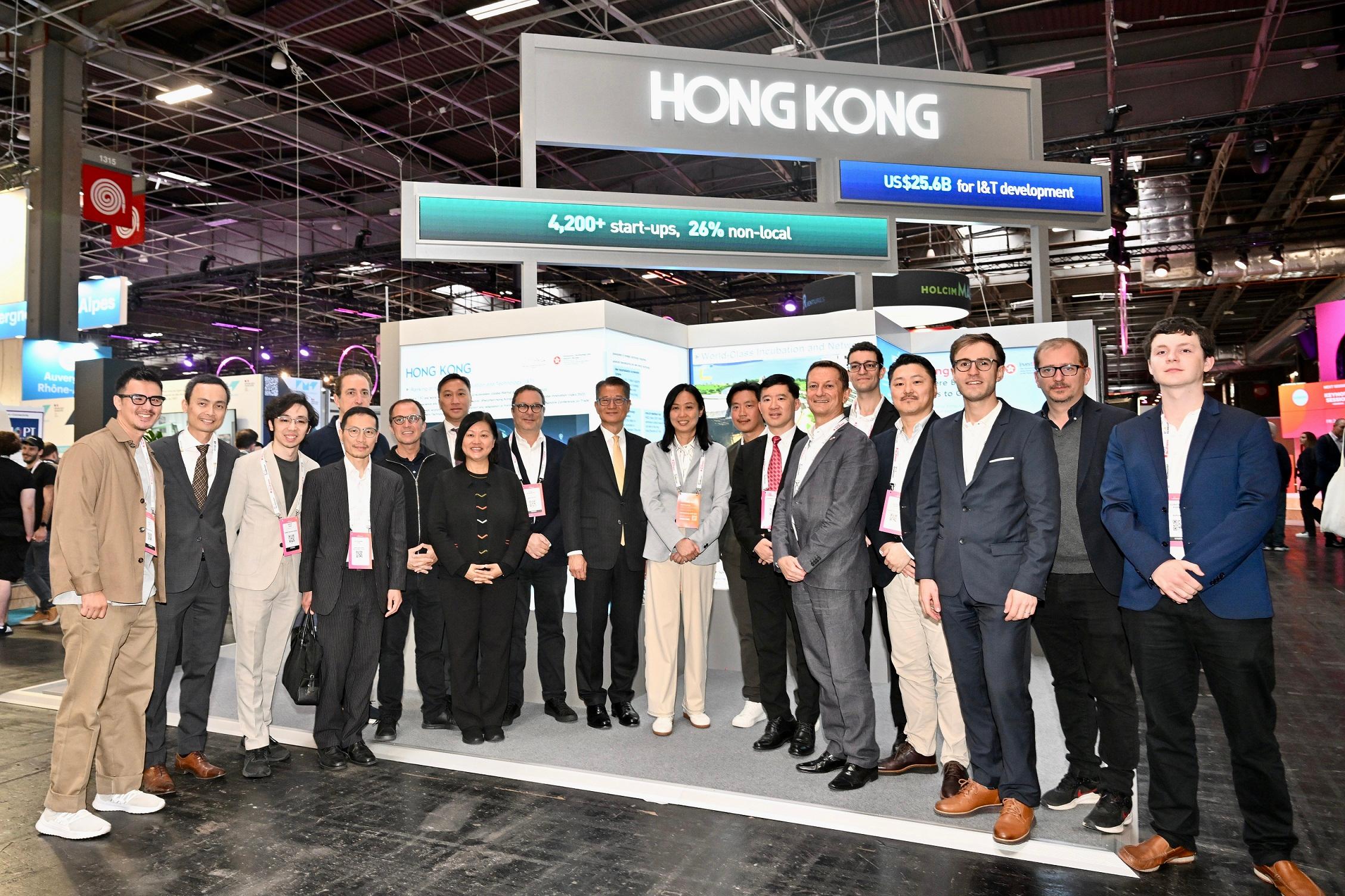 财政司司长陈茂波昨日（巴黎时间五月二十四日）在巴黎参观欧洲最大型的科技与初创企业年度盛会──2024 VivaTech 科技创新展览会。图示陈茂波（中）到访展览会的香港馆，与参展的香港企业代表合照。