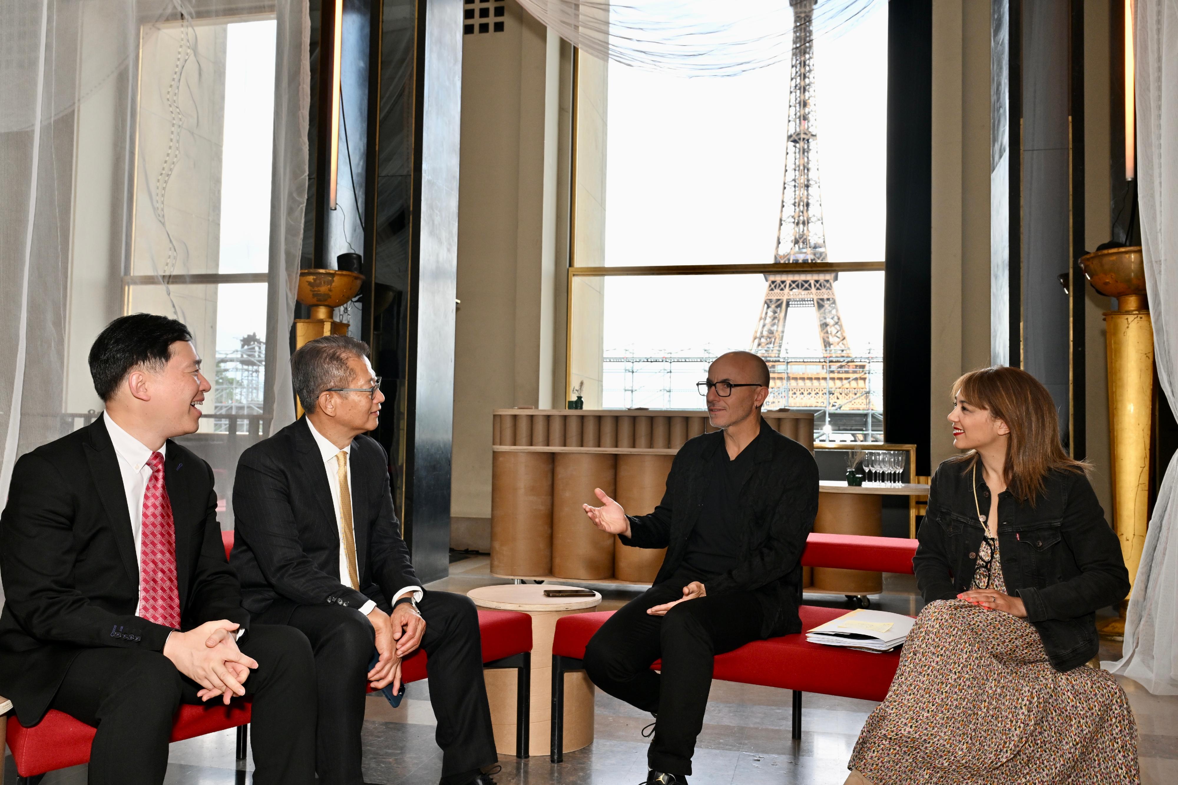 财政司司长陈茂波昨日（巴黎时间五月二十四日）巴黎到访巴黎夏约宫国家剧院。图示陈茂波（左二）与剧院院长Rachid Ourmdane（右二）会面，讨论加强两地文化艺术的合作交流。政制及内地事务局副局长胡健民（左一）一同出席。