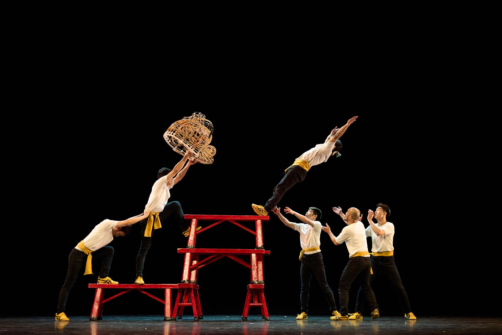 藝團鐵仕製作於「演藝同樂日2024」帶來結合功夫、粵劇、舞龍、舞獅等元素的當代舞蹈和雜技表演。