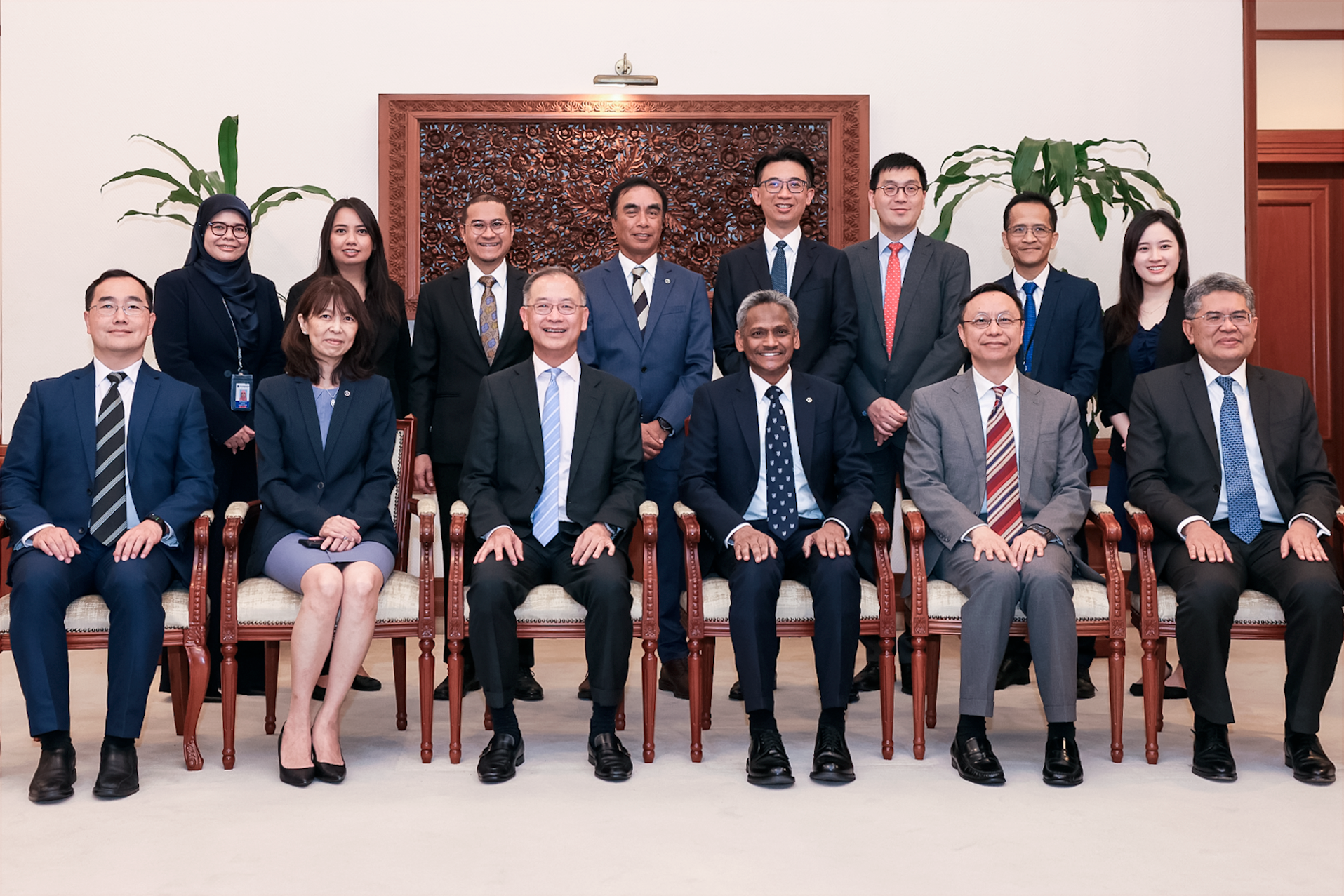 香港金融管理局總裁余偉文（前排左三）與馬來西亞中央銀行行長Abdul Rasheed Ghaffour拿督（前排右三）和雙方代表，於五月二十四日舉行雙邊會議，討論加強兩地金融業合作。