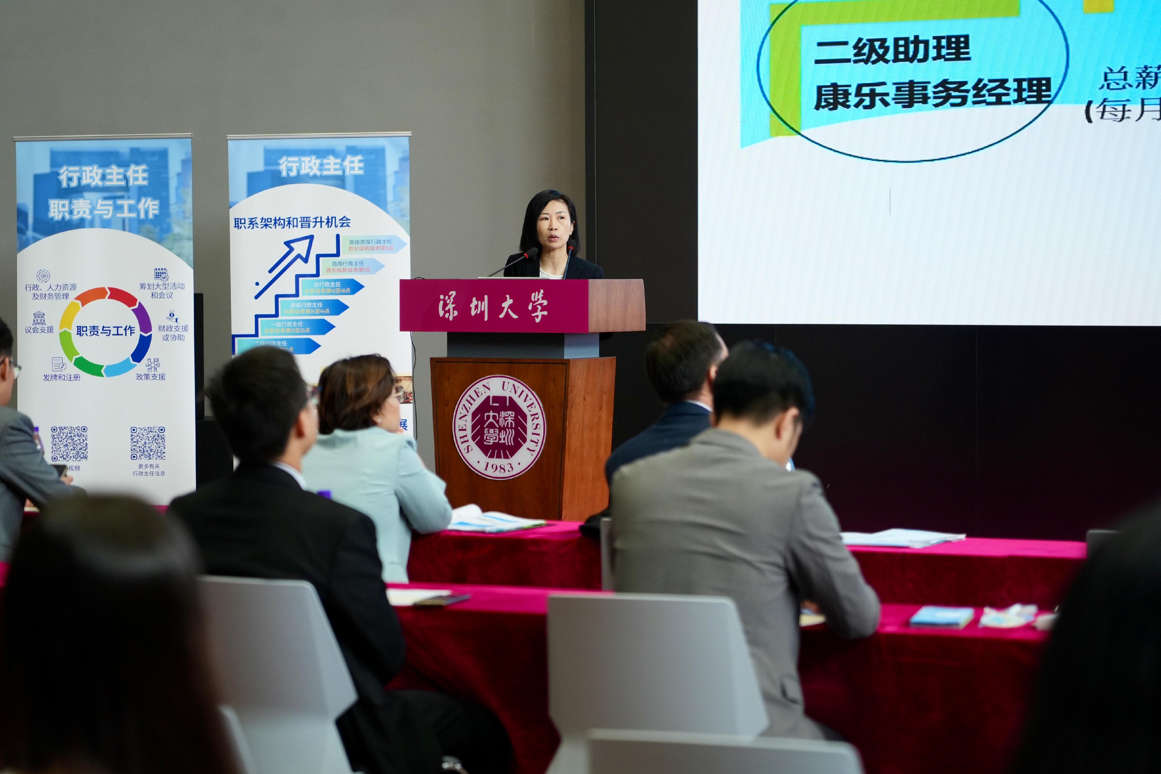 The Civil Service Bureau (CSB) led a delegation for the first time, together with representatives from the Civil Aviation Department, Civil Engineering and Development Department, Highways Department and Leisure and Cultural Services Department (LCSD), to visit the campuses of Shenzhen University, Jinan University and Huaqiao University in Shenzhen, Guangzhou, Xiamen, and Quanzhou respectively, to conduct recruitment talks for three consecutive days starting today (May 27). Photo shows LCSD Senior Executive Officer (Leisure Services) Grade Management Miss Dorothy Cheung introducing to the participating students the work, entry requirements, recruitment processes and other related information of the Leisure Services Managers and Amenities Assistants, and answering enquiries.