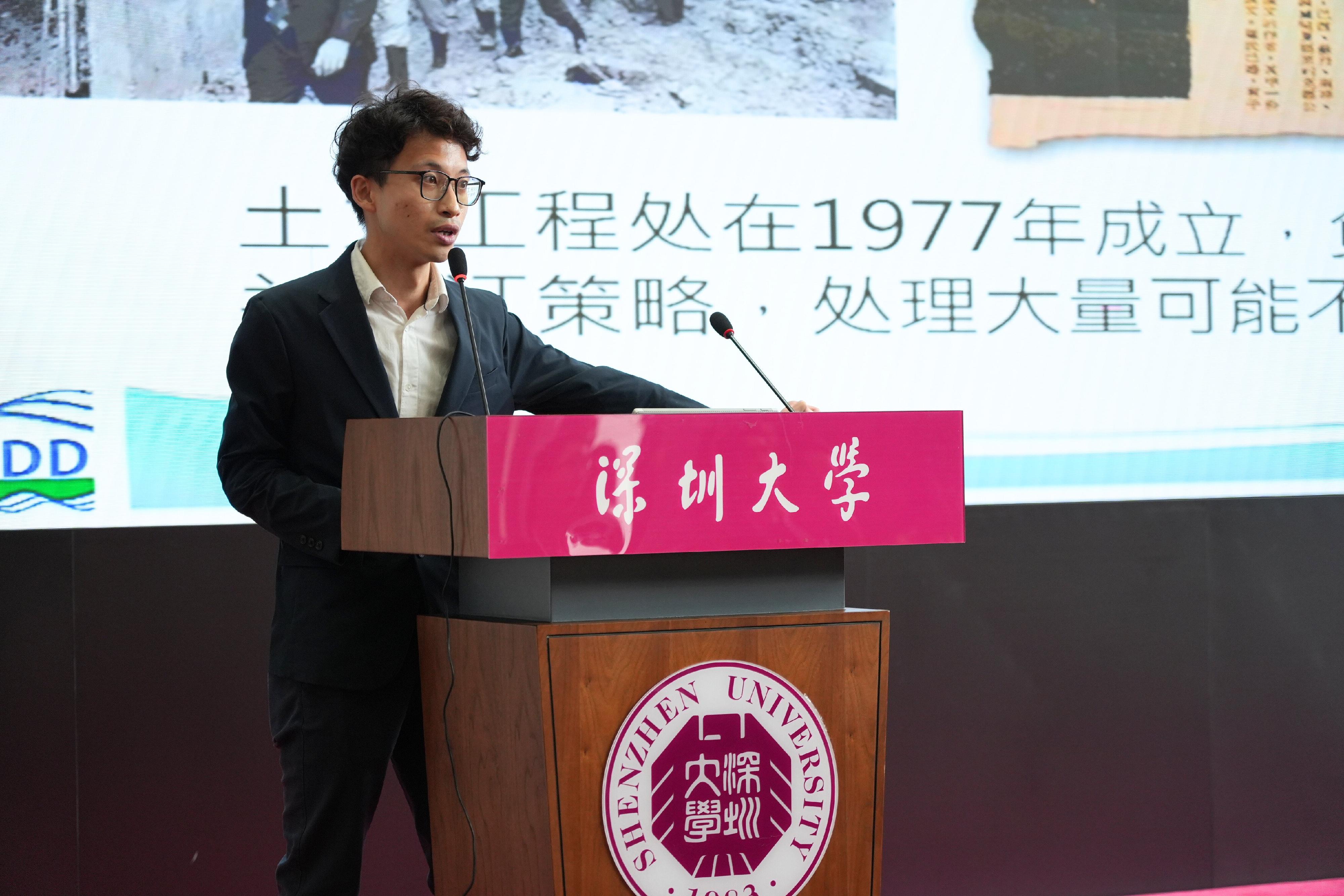 The Civil Service Bureau (CSB) led a delegation for the first time, together with representatives from the Civil Aviation Department, Civil Engineering and Development Department (CEDD), Highways Department and Leisure and Cultural Services Department, to visit the campuses of Shenzhen University, Jinan University and Huaqiao University in Shenzhen, Guangzhou, Xiamen, and Quanzhou respectively, to conduct recruitment talks for three consecutive days starting today (May 27). Photo shows CEDD Geotechnical Engineer Mr Ivan Li introducing to the participating students the work, entry requirements, recruitment processes and other related information of a Geotechnical Engineering Graduate, and answering enquiries.