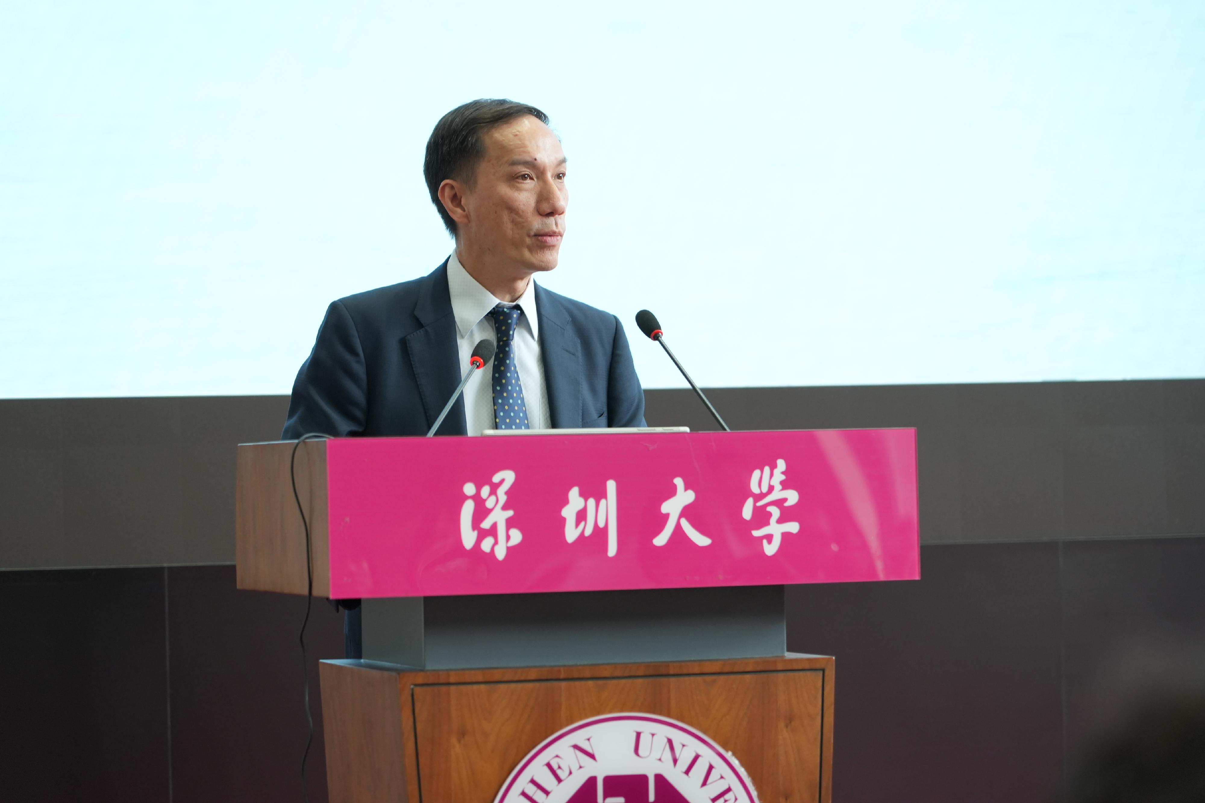 The Civil Service Bureau (CSB) led a delegation for the first time, together with representatives from the Civil Aviation Department, Civil Engineering and Development Department, Highways Department and Leisure and Cultural Services Department, to visit the campuses of Shenzhen University, Jinan University and Huaqiao University in Shenzhen, Guangzhou, Xiamen, and Quanzhou respectively, to conduct recruitment talks for three consecutive days starting today (May 27). Photo shows the Director of General Grades of the CSB, Mr Hermes Chan, introducing the diverse career opportunities provided by the Hong Kong Special Administrative Region Government at the recruitment talk at Shenzhen University today. He encouraged Hong Kong students with aspirations to serve the community to join the civil service.