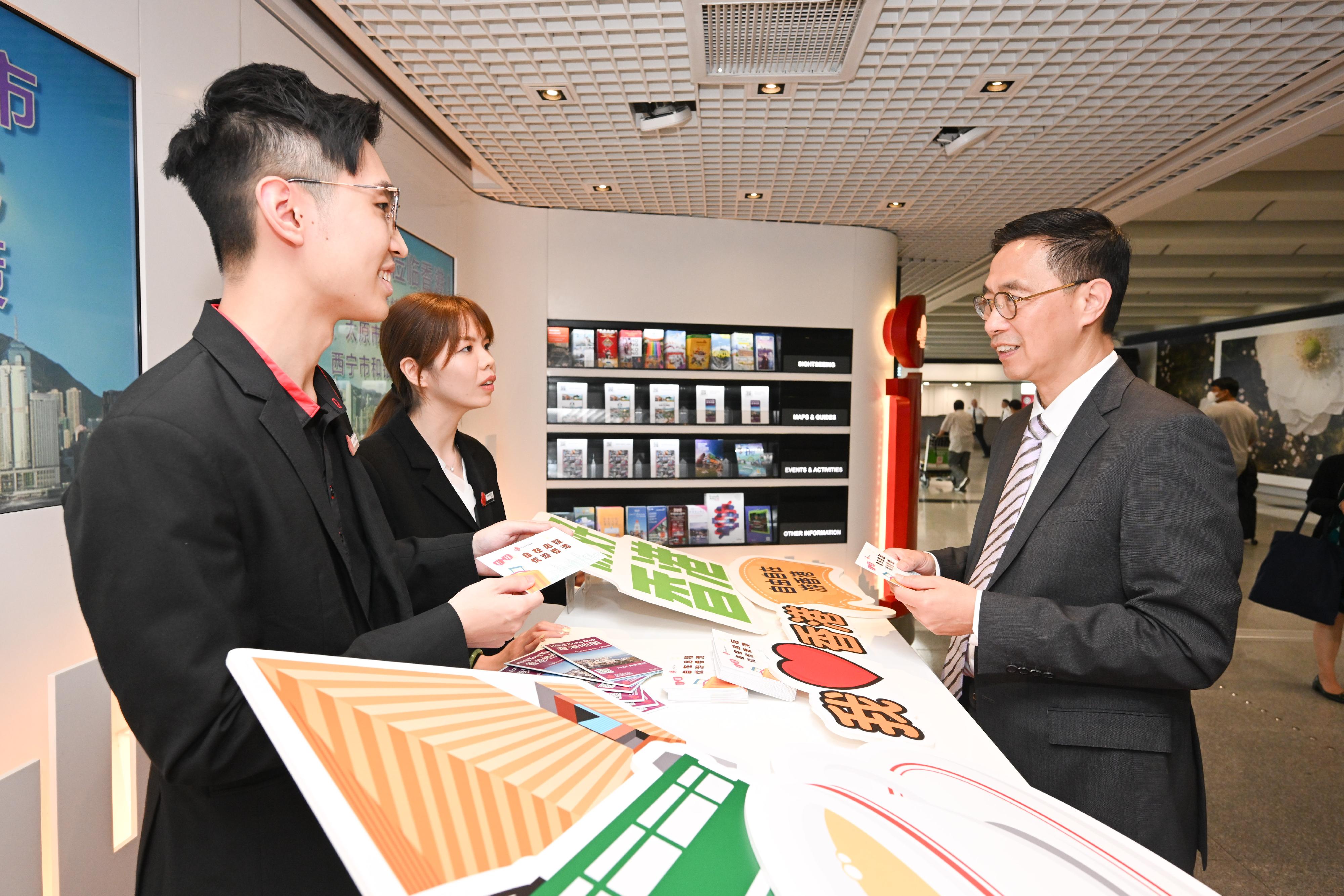 The Secretary for Culture, Sports and Tourism, Mr Kevin Yeung (right), today (May 27) visited the Hong Kong International Airport Visitor Centre of the Hong Kong Tourism Board and was briefed by its staff about the relevant preparatory work. 