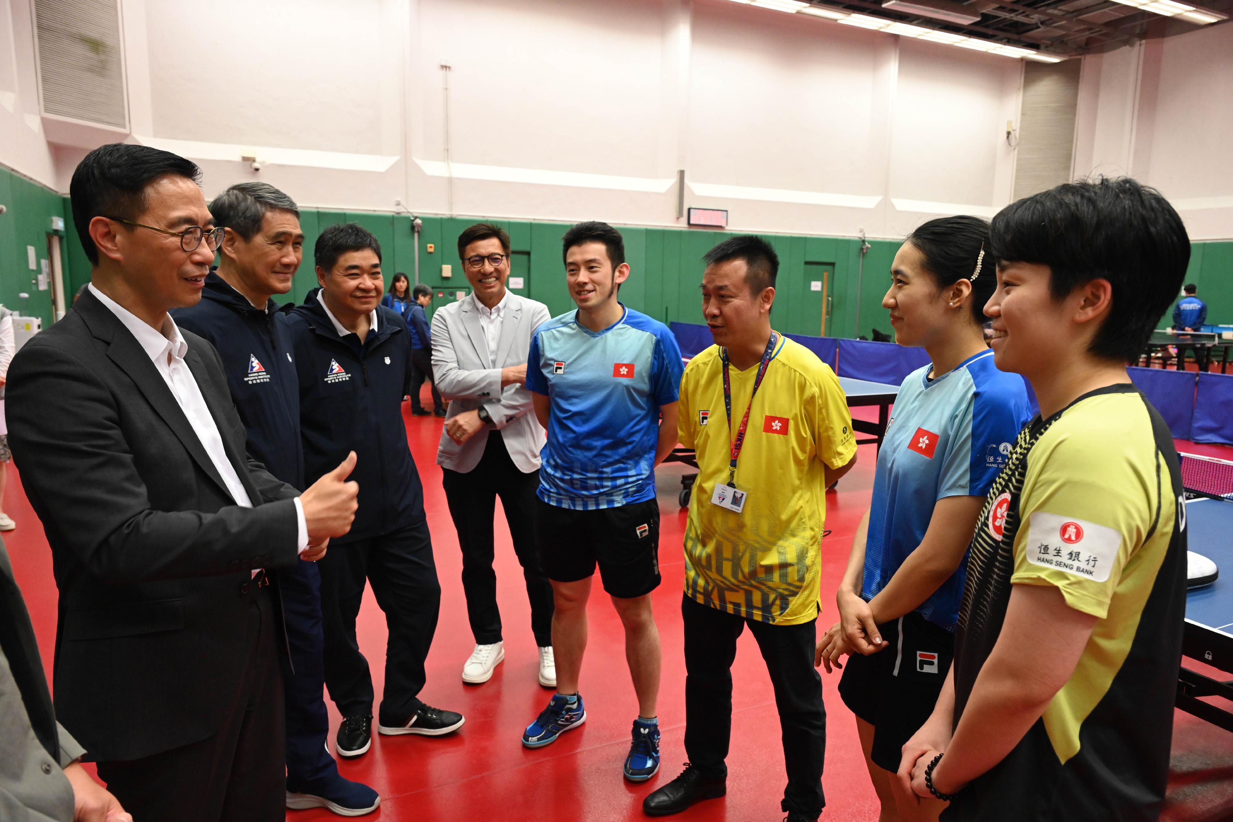 文化体育及旅游局局长杨润雄（左一）今日（五月二十七日）下午和体育专员黄德森（左四），到访香港体育学院，在乒乓球馆与运动员会面交流。