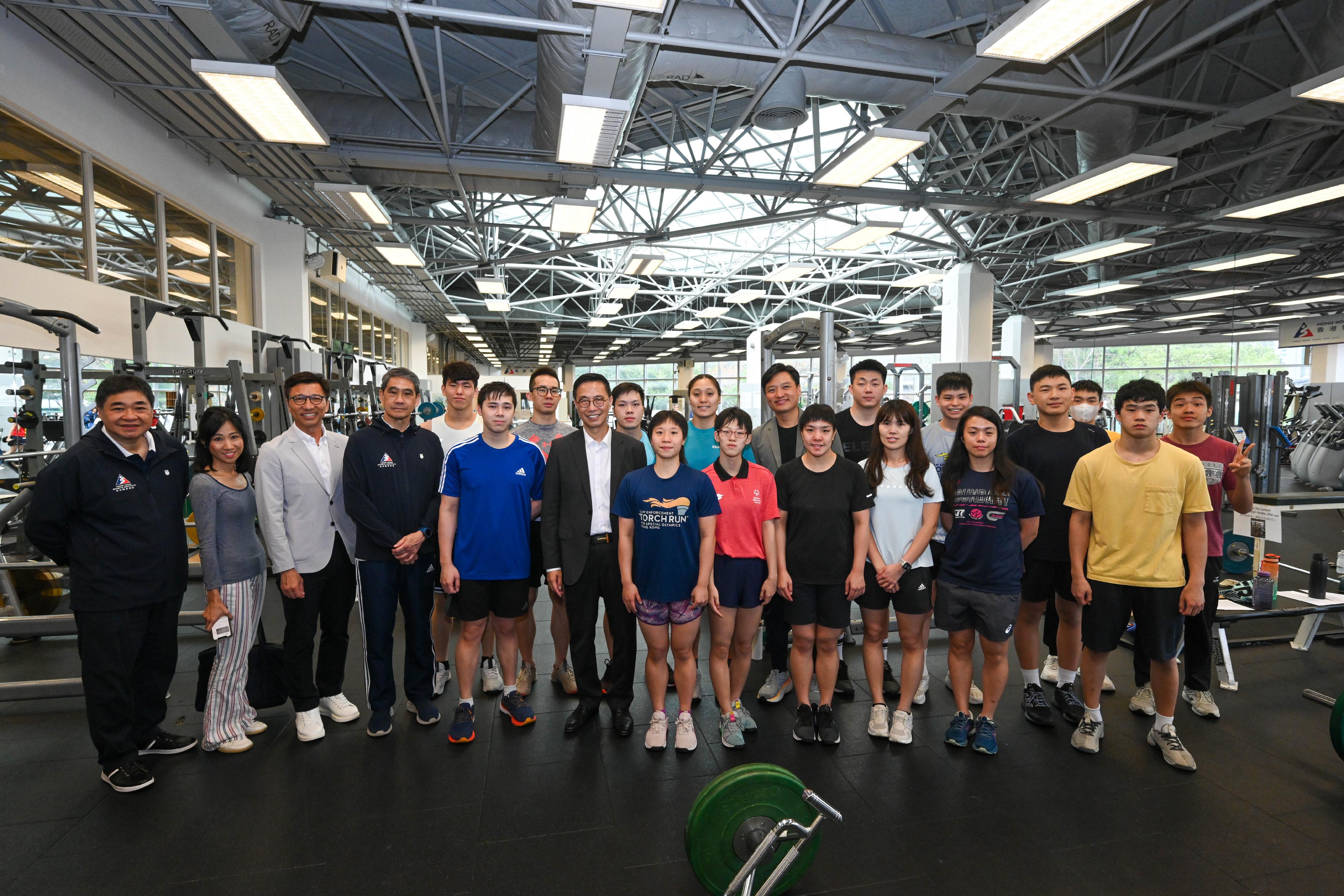 The Secretary for Culture, Sports and Tourism, Mr Kevin Yeung (sixth left, front row), and the Commissioner for Sports, Mr Sam Wong (third left, front row), this afternoon (May 27) visit the fitness training centre in the Hong Kong Sports Institute to show support to athletes while they prepare for the Olympic Games.