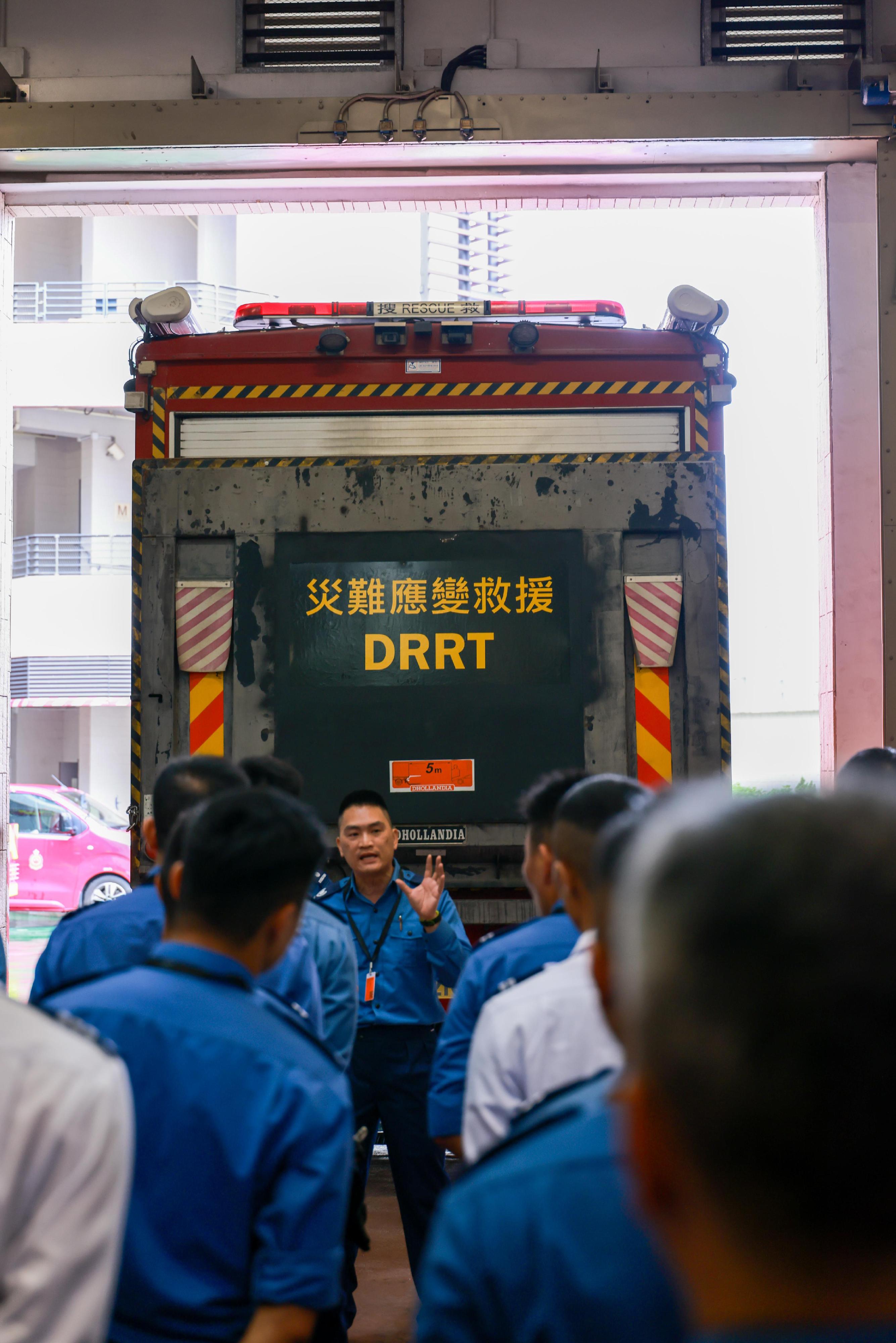 Personnel of the Security Bureau and the Fire Services Department's Disaster Response and Rescue Team today (May 27) departed for Jiangmen special service fire station to conduct a 48-hour Guangdong-Hong Kong-Macao joint emergency response and rescue exercise.