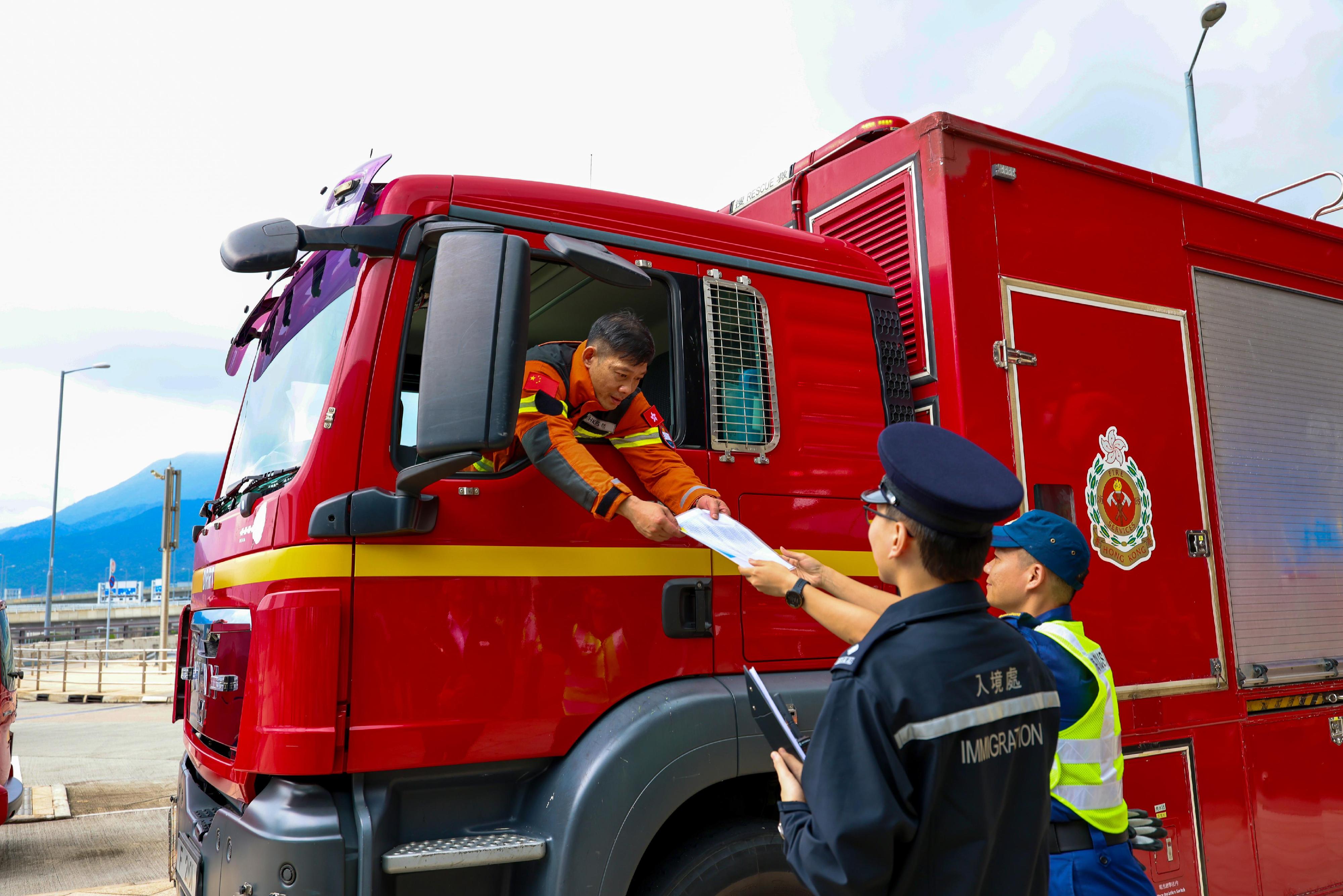 Personnel of the Security Bureau and the Fire Services Department's Disaster Response and Rescue Team today (May 27) departed for Jiangmen special service fire station to conduct a 48-hour Guangdong-Hong Kong-Macao joint emergency response and rescue exercise.