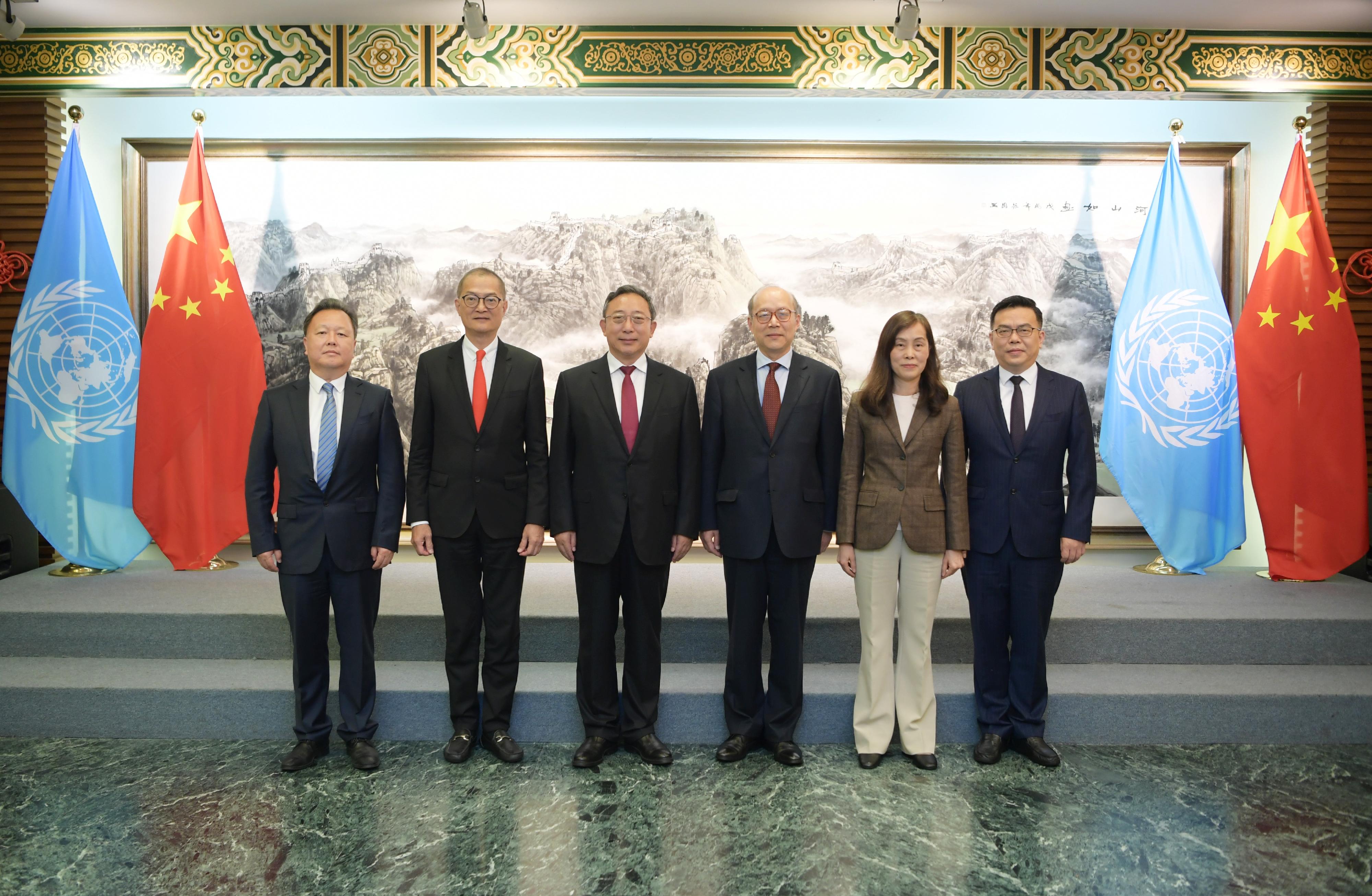 The Secretary for Health, Professor Lo Chung-mau, met with Vice-minister of the National Health Commission (NHC) Mr Cao Xuetao; the Ambassador Extraordinary and Plenipotentiary, Permanent Representative of the People's Republic of China to the United Nations Office at Geneva and other International Organizations in Switzerland, Mr Chen Xu; and Deputy Head of the National Administration of Disease Prevention and Control Mr Sun Yang in Switzerland on May 26 (Geneva time). Photo shows Professor Lo (second left); Mr Cao (third left); Mr Chen (third right); Mr Sun (first left); the Deputy Permanent Representative of the Permanent Mission of the People's Republic of China to the United Nations Office at Geneva and Other International Organizations in Switzerland, Mr Shen Jian (first right); and the Secretary for Social Affairs and Culture of the Macao Special Administrative Region, Ms Ao Ieong U (second right).
