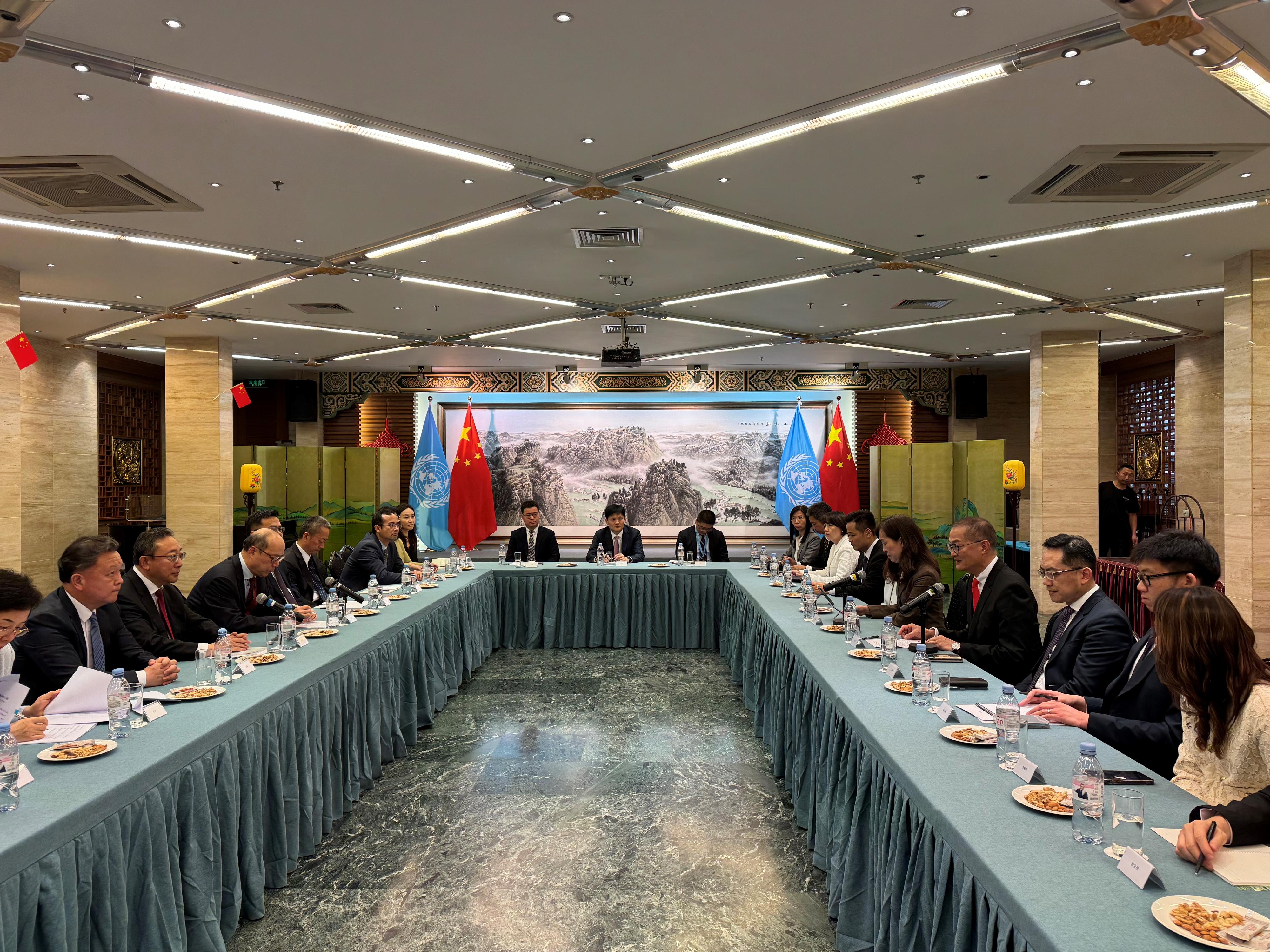 The Secretary for Health, Professor Lo Chung-mau (fourth right), and the Director of Health, Dr Ronald Lam (third right), meet with Vice-minister of the National Health Commission Mr Cao Xuetao (third left) and the Ambassador Extraordinary and Plenipotentiary, Permanent Representative of the People's Republic of China to the United Nations Office at Geneva and other International Organizations in Switzerland, Mr Chen Xu (fourth left), in Geneva, Switzerland, on May 26 (Geneva time) to talk about the latest healthcare developments of the Mainland and Hong Kong, and Hong Kong's participation in World Health Organization-related work.
