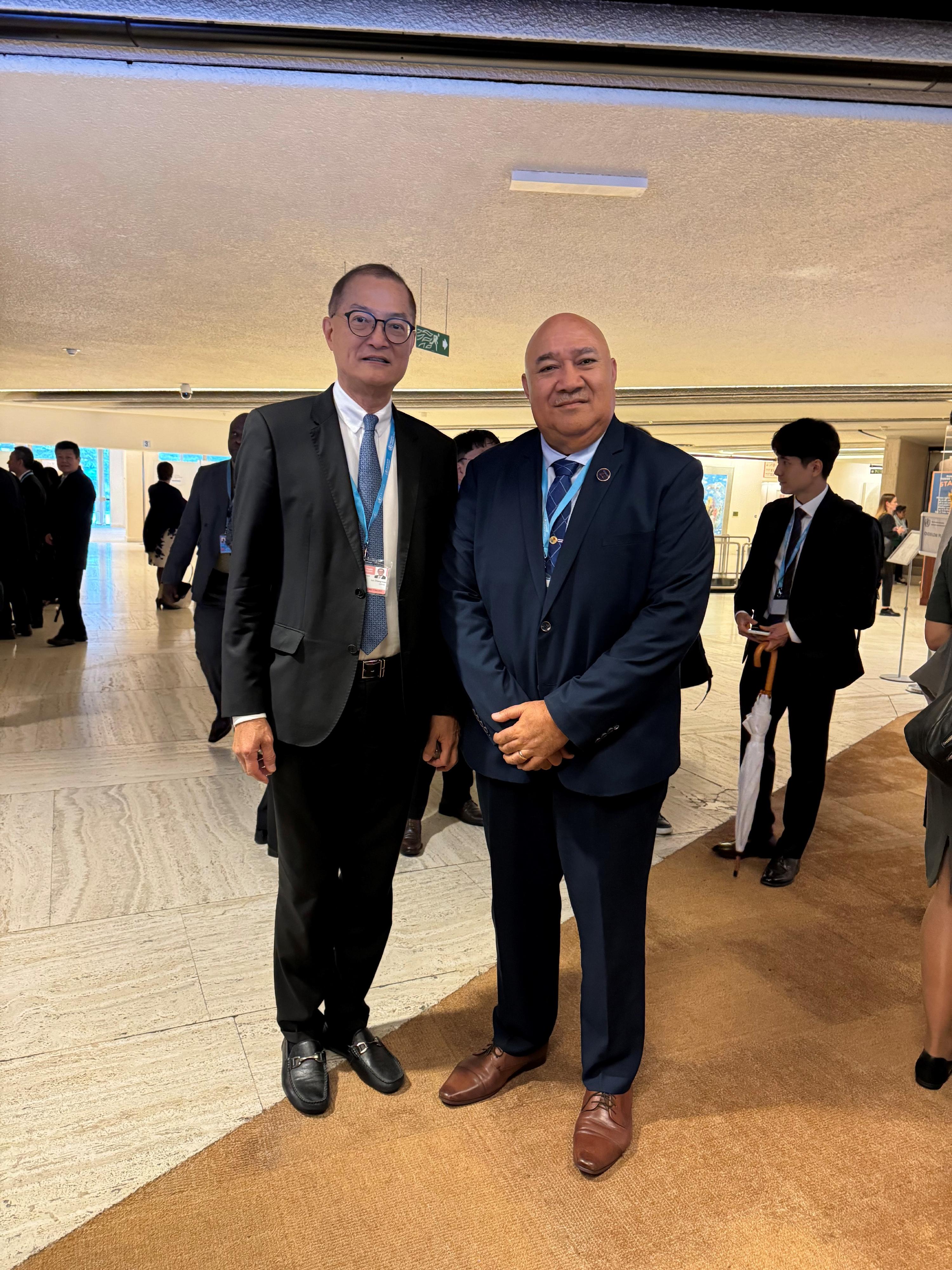 The Secretary for Health, Professor Lo Chung-mau, attended the 77th World Health Assembly of the World Health Organization (WHO) in Geneva, Switzerland, on May 27 (Geneva time). Photo shows Professor Lo (left) and the WHO Regional Director for the Western Pacific, Dr Saia Ma'u Piukala (right), at the Assembly.