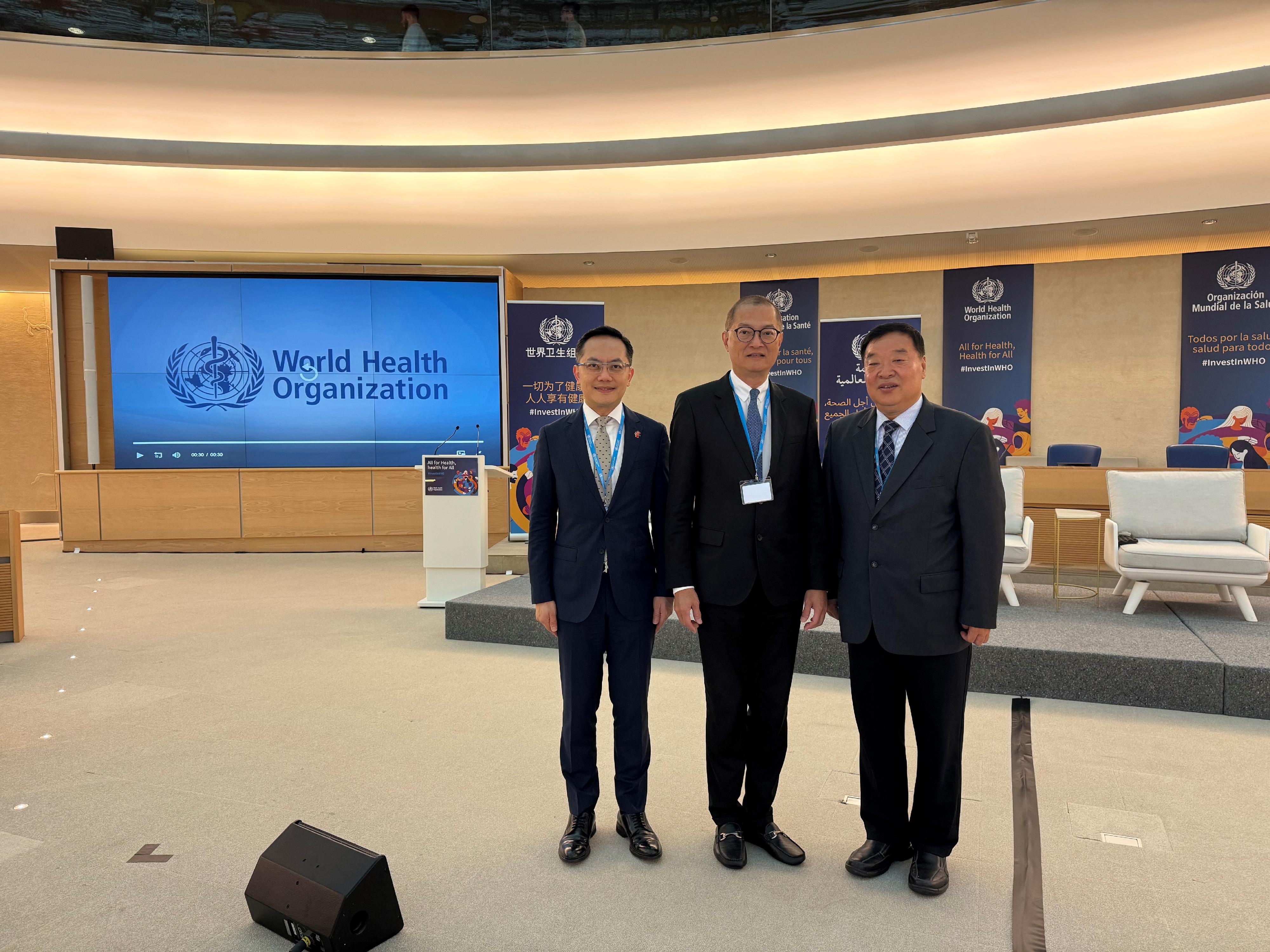 The Secretary for Health, Professor Lo Chung-mau (centre), and the Director of Health, Dr Ronald Lam (left), attended the 77th World Health Assembly of the World Health Organization in Geneva, Switzerland, on May 27 (Geneva time). They are pictured with the Executive Vice-Dean of the Vanke School of Public Health and the Dean of the Institute for Healthy China of Tsinghua University, Professor Liang Wannian (right), during the Assembly.