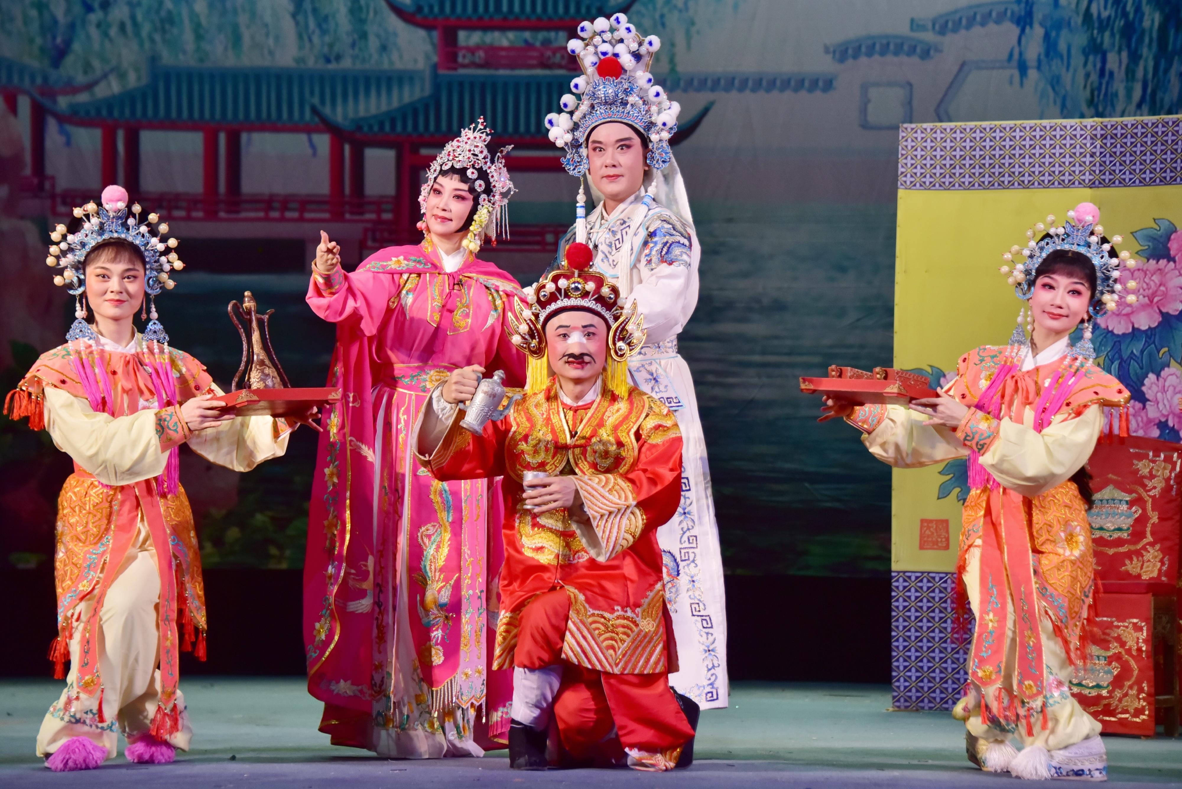 广东潮剧院一团与香港新韩江潮剧团再度携手，于首届「中华文化节」带来三场精彩潮剧。图示折子戏《穆桂英招亲》剧照。