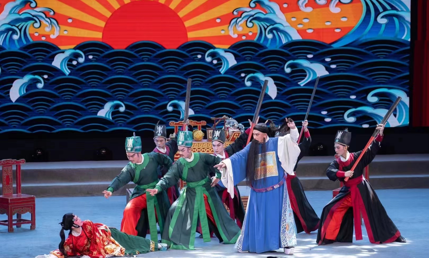 广东潮剧院一团与香港新韩江潮剧团再度携手，于首届「中华文化节」带来三场精彩潮剧。图示折子戏《闹开封》剧照。