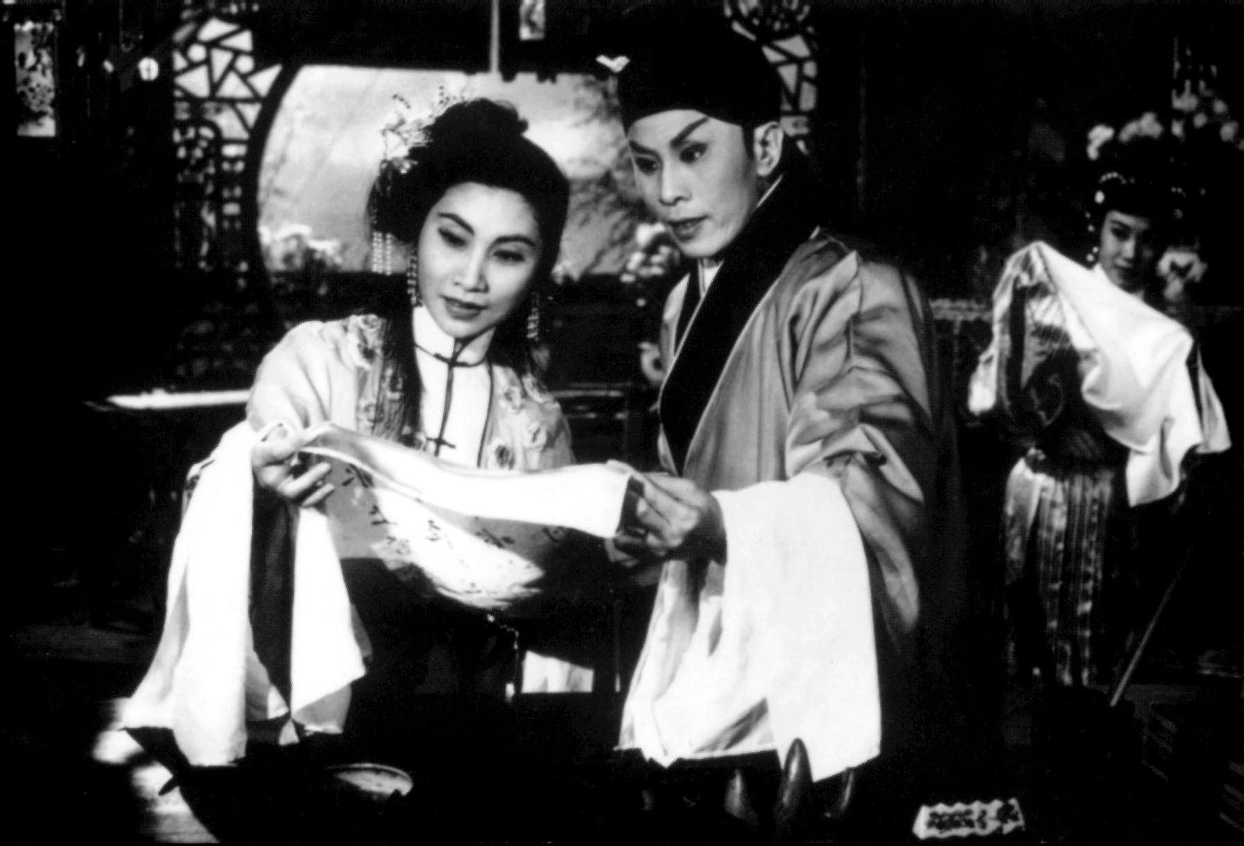 The Hong Kong Film Archive (HKFA) of the Leisure and Cultural Services Department will present a programme entitled "Hairpin, Butterfly and Tong Tik-sang Revisited" to screen "The Legend of Purple Hairpin" (1959) and "Butterfly and Red Pear Blossom" (1959) (Restored Version), both adapted by master playwright of Cantonese opera Tong Tik-sang from his own works, on July 1 and 7 respectively at the HKFA Cinema. This screening programme is one of the programmes of the Chinese Culture Festival. Photo shows a film still of "The Legend of Purple Hairpin".