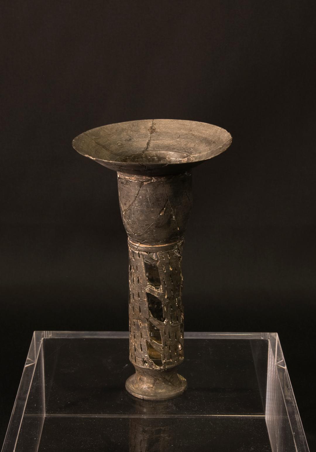 The "Harmony of Rites and Music: Exploring the Qilu Culture through Shandong Relics" exhibition opened today (May 28). Photo shows the "eggshell black pottery high stem cup with perforations" that represents the pinnacle of Chinese prehistoric pottery craftsmanship.