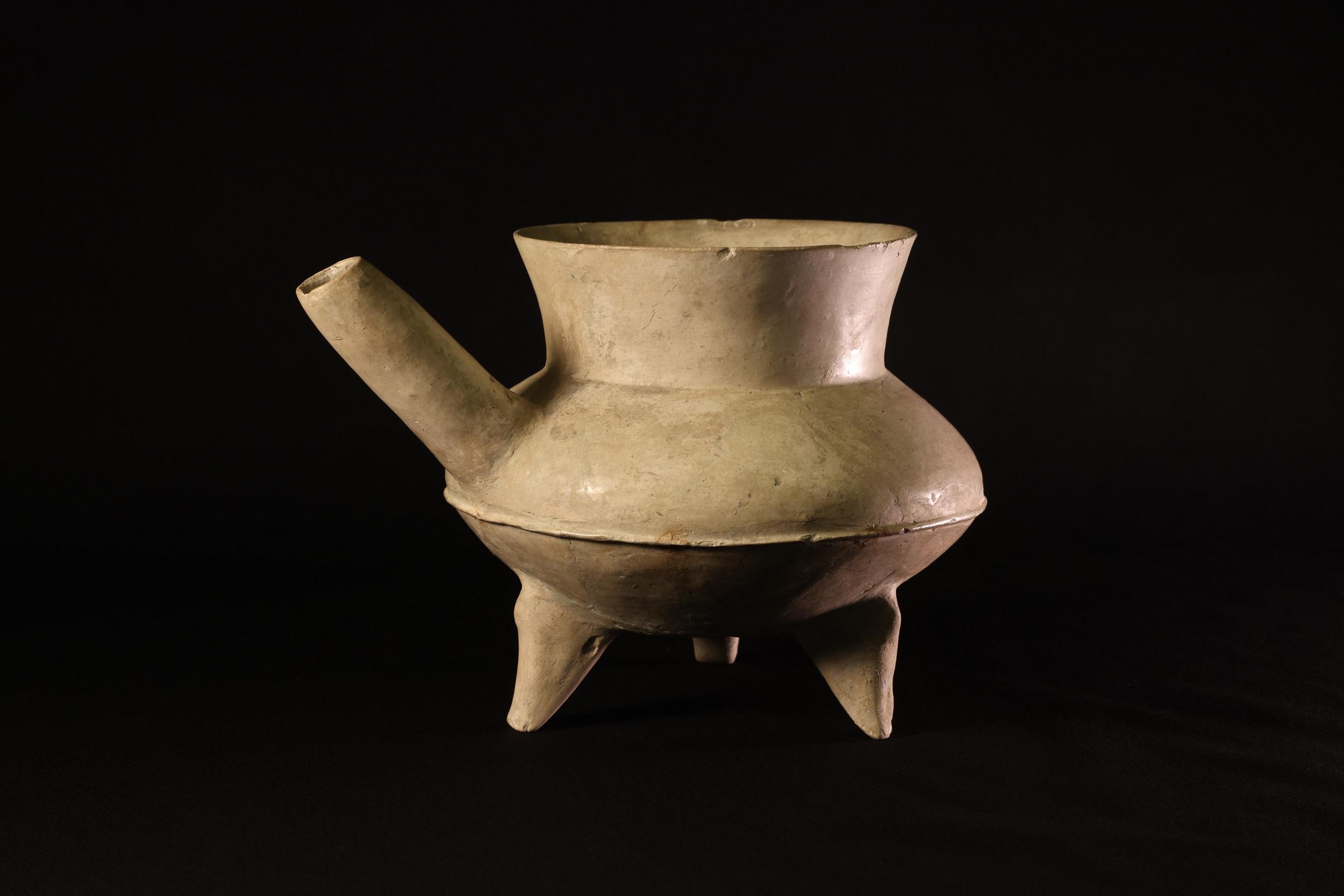 The "Harmony of Rites and Music: Exploring the Qilu Culture through Shandong Relics" exhibition opened today (May 28). Photo shows the "white pottery tripod 'he' wine vessel" solely used by nobles in the Neolithic period.