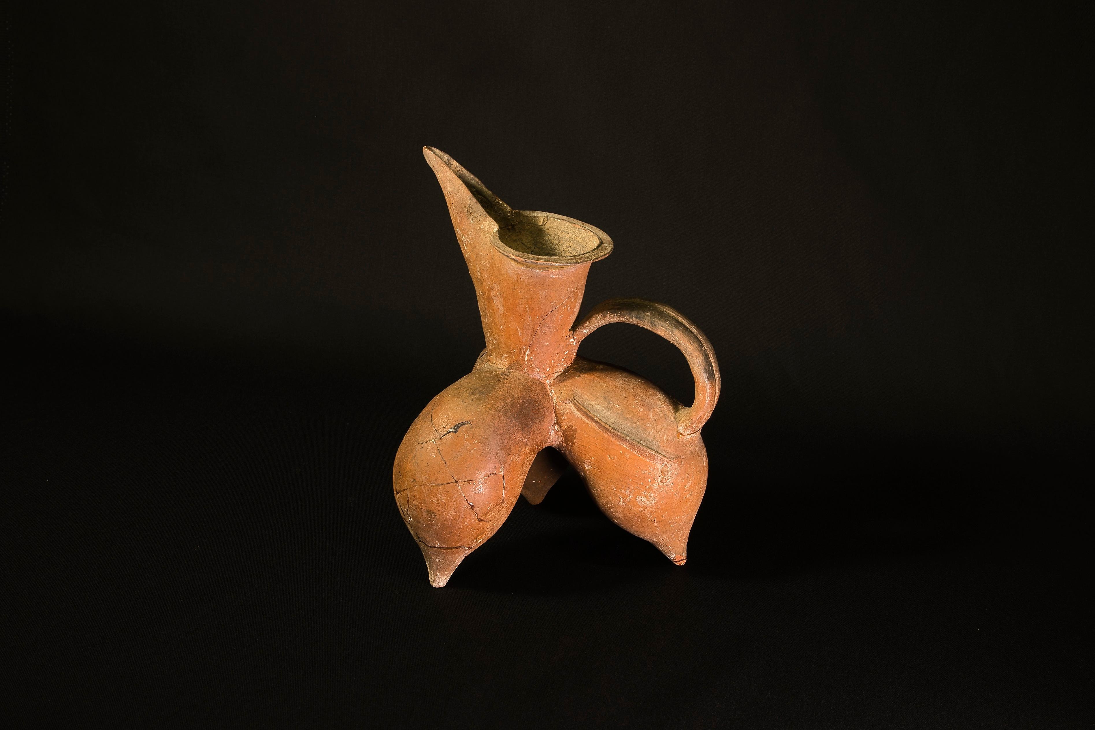 The "Harmony of Rites and Music: Exploring the Qilu Culture through Shandong Relics" exhibition opened today (May 28). Photo shows the "red pottery 'gui' with bag-shaped legs", a representative object of prehistoric Shandong culture. 