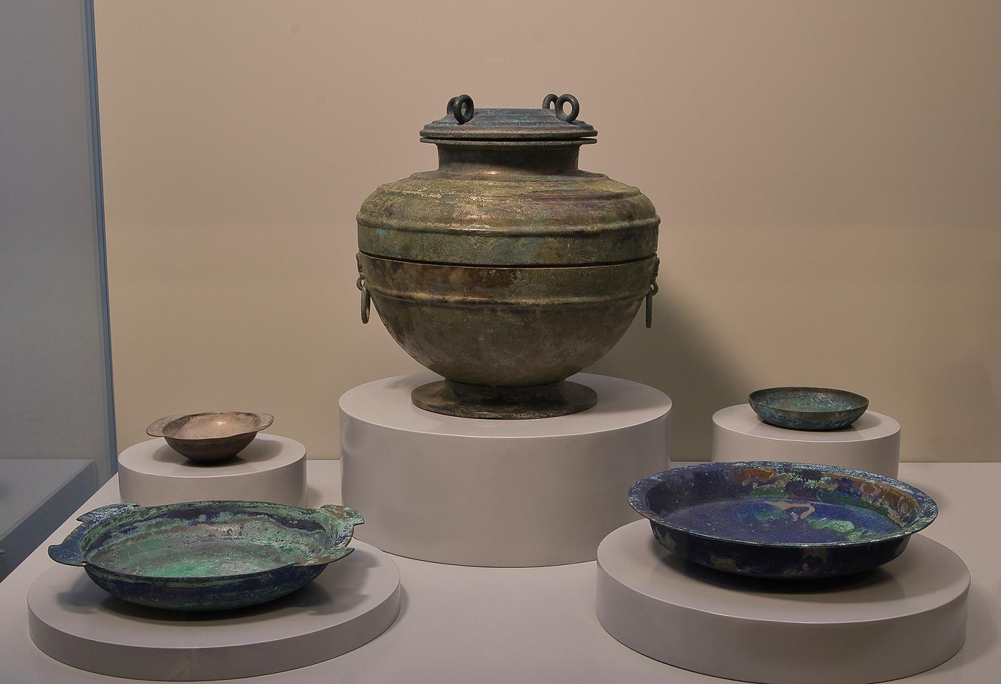 The "Harmony of Rites and Music: Exploring the Qilu Culture through Shandong Relics" exhibition opened today (May 28). Photo shows the stacked bronze tableware from Qi State during the Warring States period.