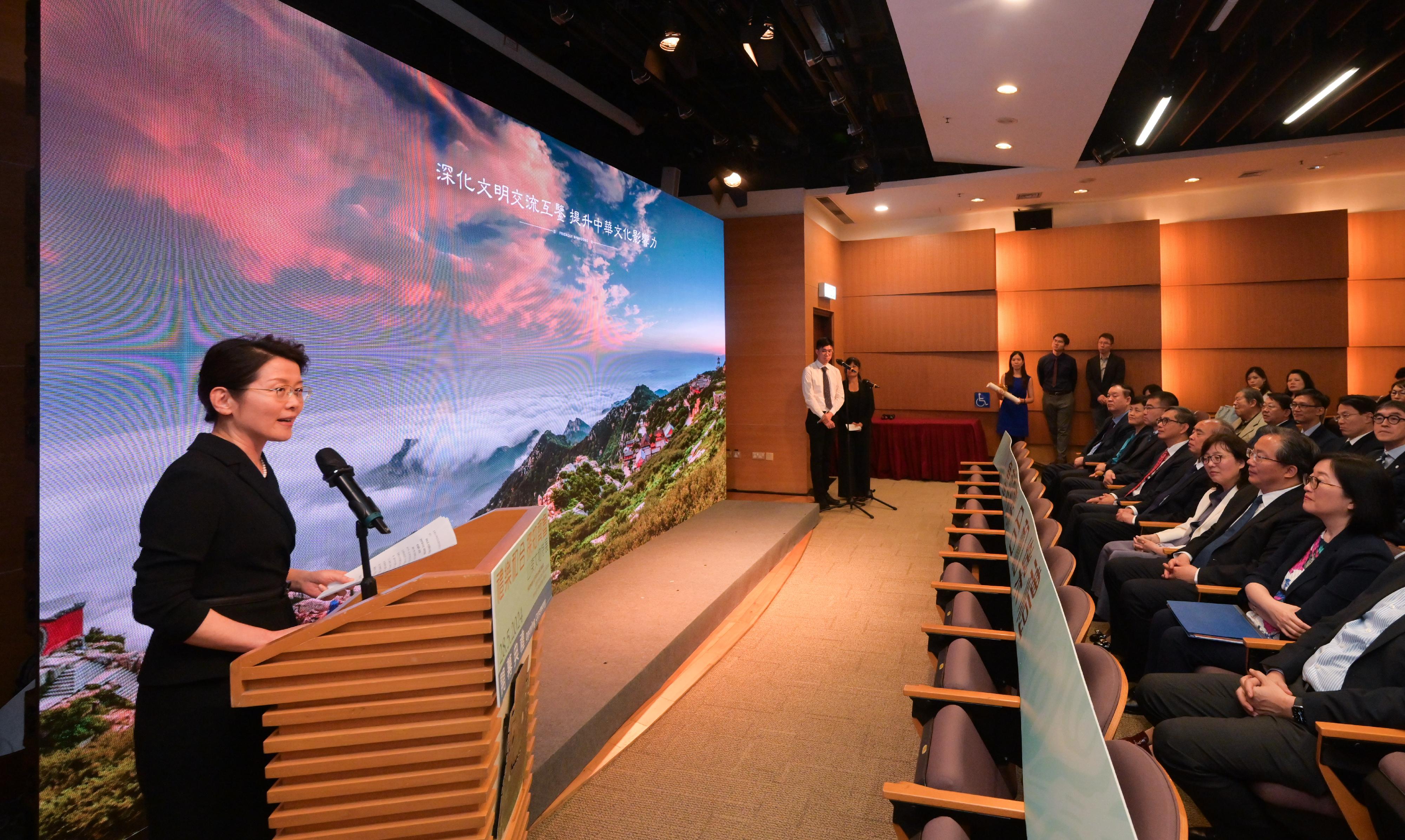 The "Harmony of Rites and Music: Exploring the Qilu Culture through Shandong Relics" exhibition opened today (May 28). Photo shows the Director-General of Shandong Provincial Department of Culture and Tourism, Ms Wang Lei, giving a speech at the opening ceremony.