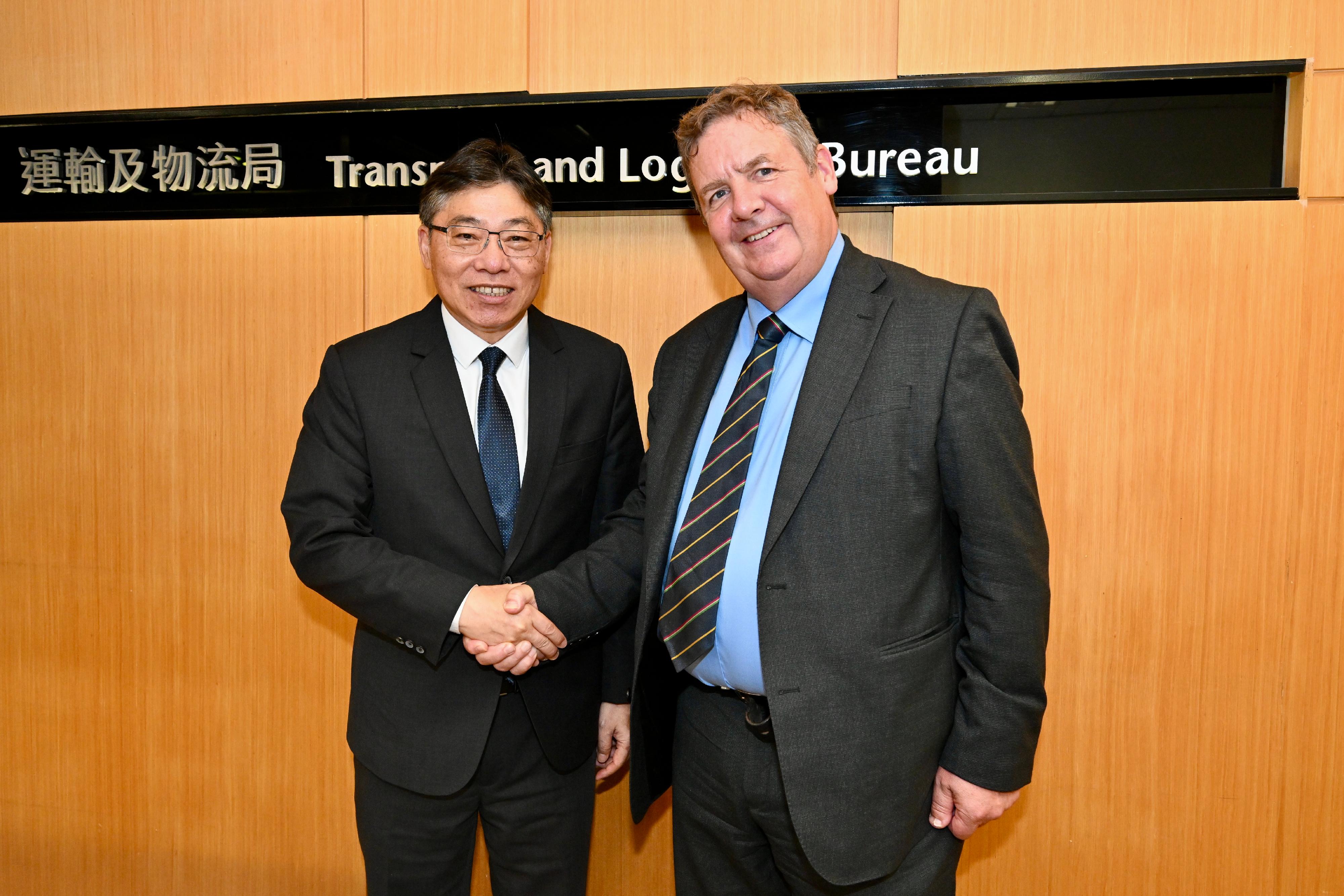 The Secretary for Transport and Logistics, Mr Lam Sai-hung (left), and the Secretary General of the International Chamber of Shipping, Mr Guy Platten, meet today (May 28) to exchange views about the latest developments in the global maritime industry.