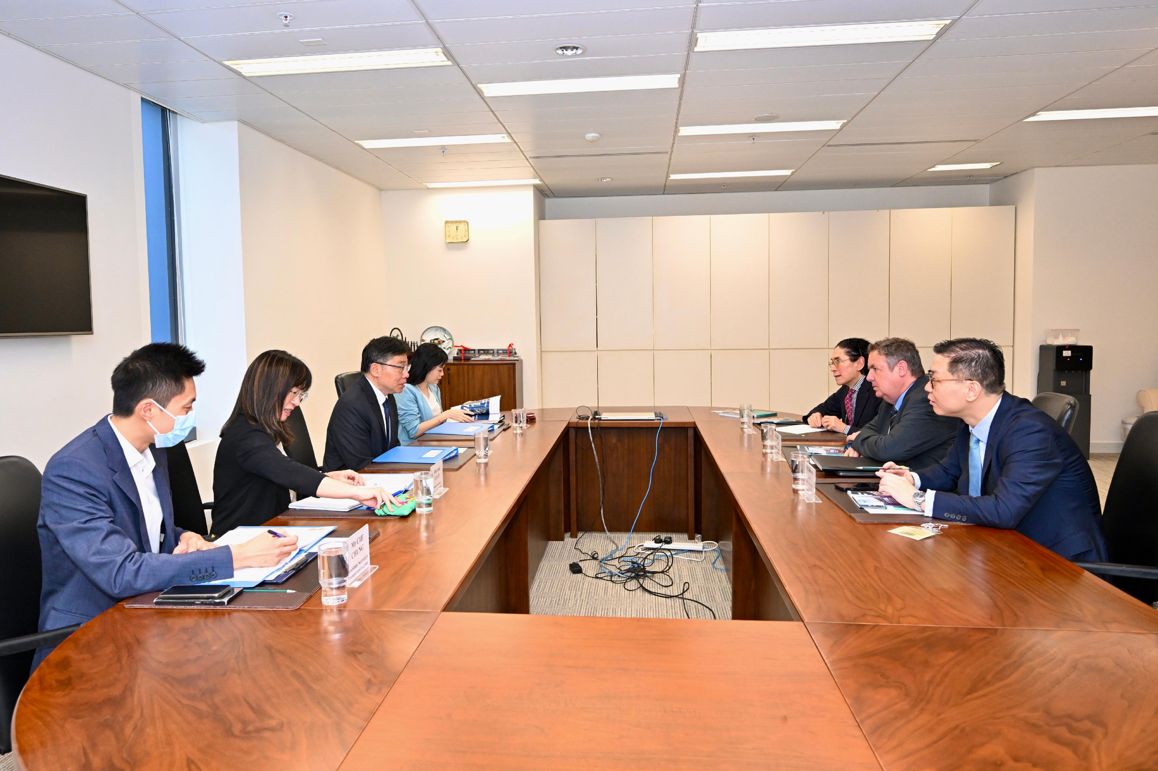 The Secretary for Transport and Logistics, Mr Lam Sai-hung (third left), and the Secretary General of the International Chamber of Shipping (ICS), Mr Guy Platten (second right), met today (May 28) to exchange views about the latest developments in the global maritime industry. Photo shows Mr Lam introducing to ICS representatives during the meeting the key strategies and action measures by the Hong Kong Special Administrative Region Government in reinforcing Hong Kong's position as the world's leading international maritime centre.