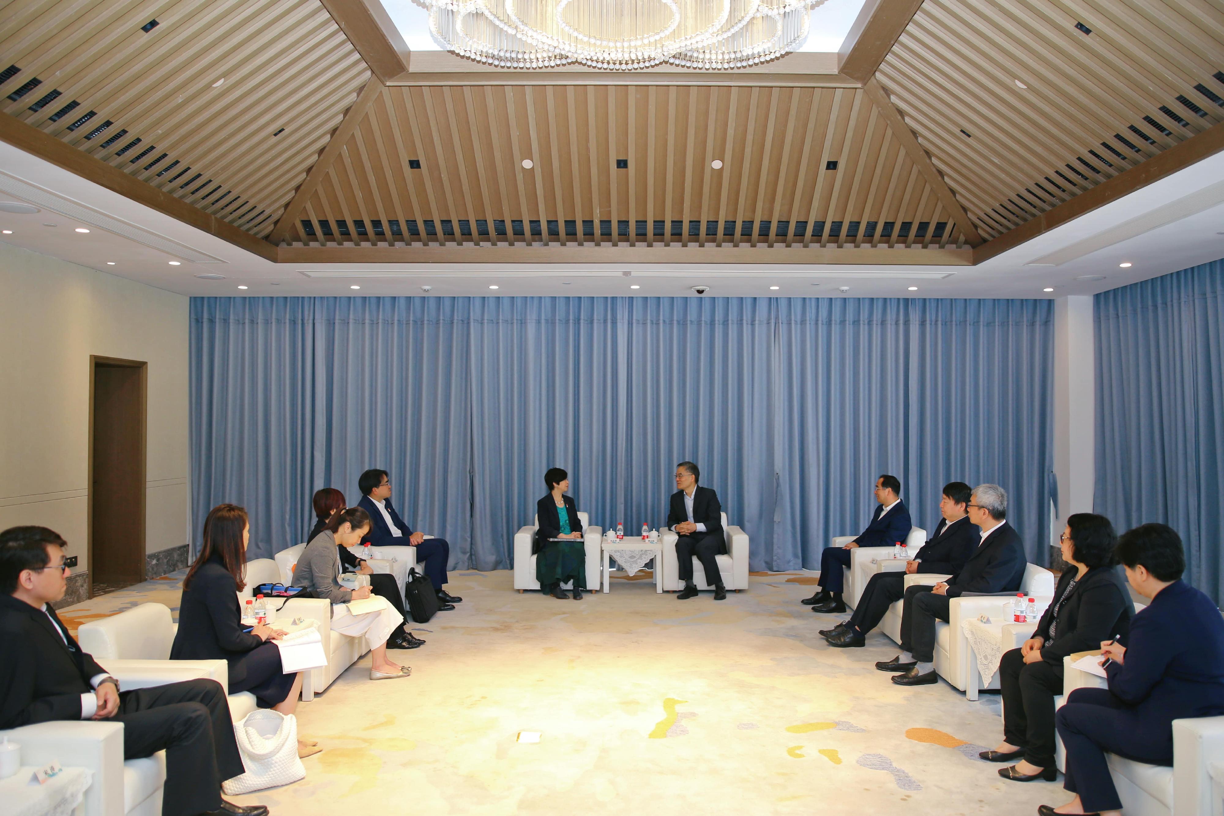 The Secretary for Housing, Ms Winnie Ho, and her delegation began the visit to Hangzhou yesterday (May 27) to meet with Mainland government officials to exchange views in areas such as public housing policies, people-oriented designs, innovative construction technologies, and smart property management. Photo shows Ms Ho (sixth left) today (May 28) meeting with Chief Economist of the Ministry of Housing and Urban-Rural Development Mr Cao Jinbiao (sixth right), who came all the way from Beijing to Hangzhou. 