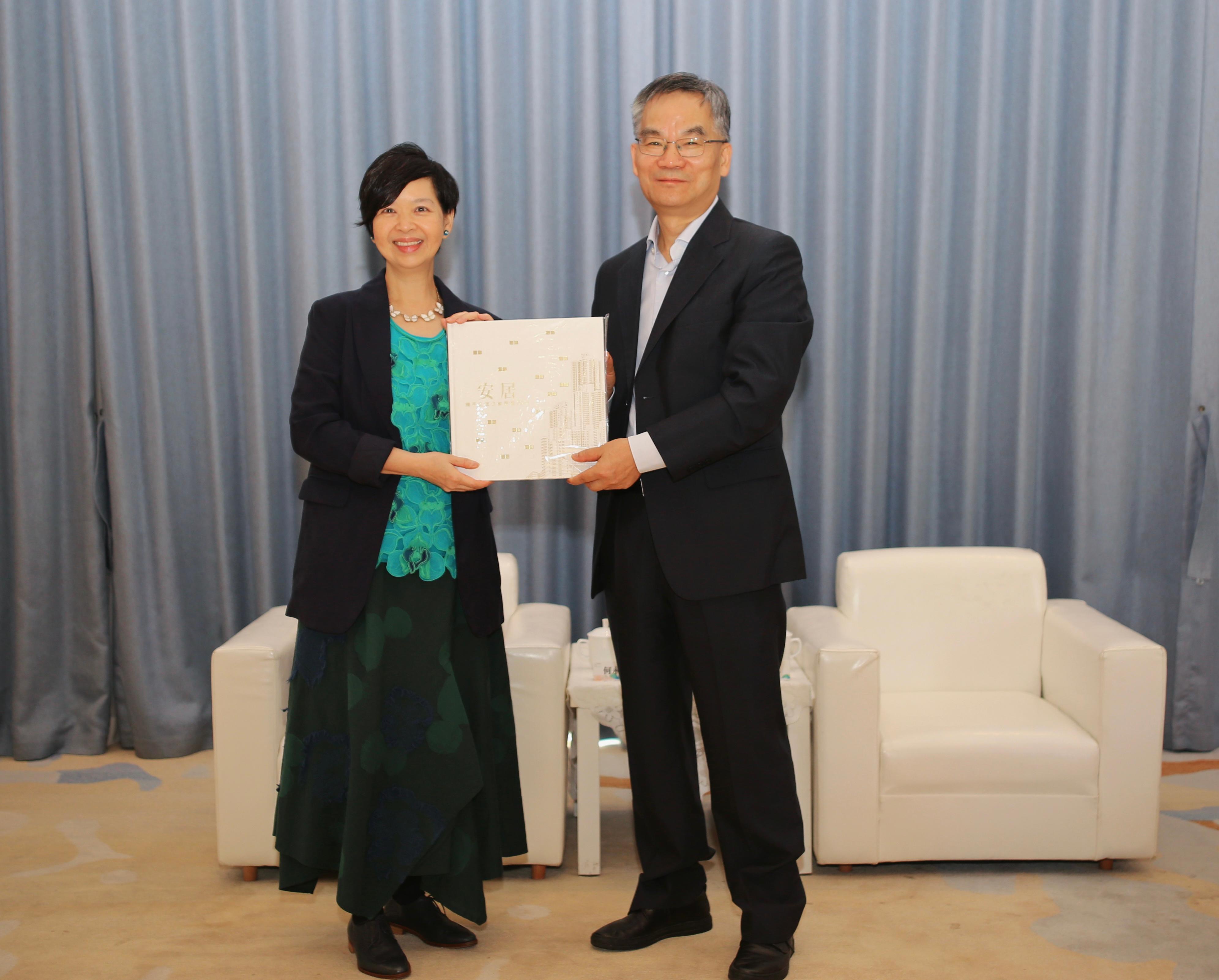 The Secretary for Housing, Ms Winnie Ho, and her delegation began the visit to Hangzhou yesterday (May 27) to meet with Mainland government officials to exchange views in areas such as public housing policies, people-oriented designs, innovative construction technologies, and smart property management. Photo shows Ms Ho (left) today (May 28) presenting the Hong Kong Housing Authority's 50th annivarsary commemorative publication entitled "Housing for Millions - Striding across 50 Years of Public Housing" as a gift to Chief Economist of the Ministry of Housing and Urban-Rural Development Mr Cao Jinbiao (right), who came all the way from Beijing to Hangzhou.