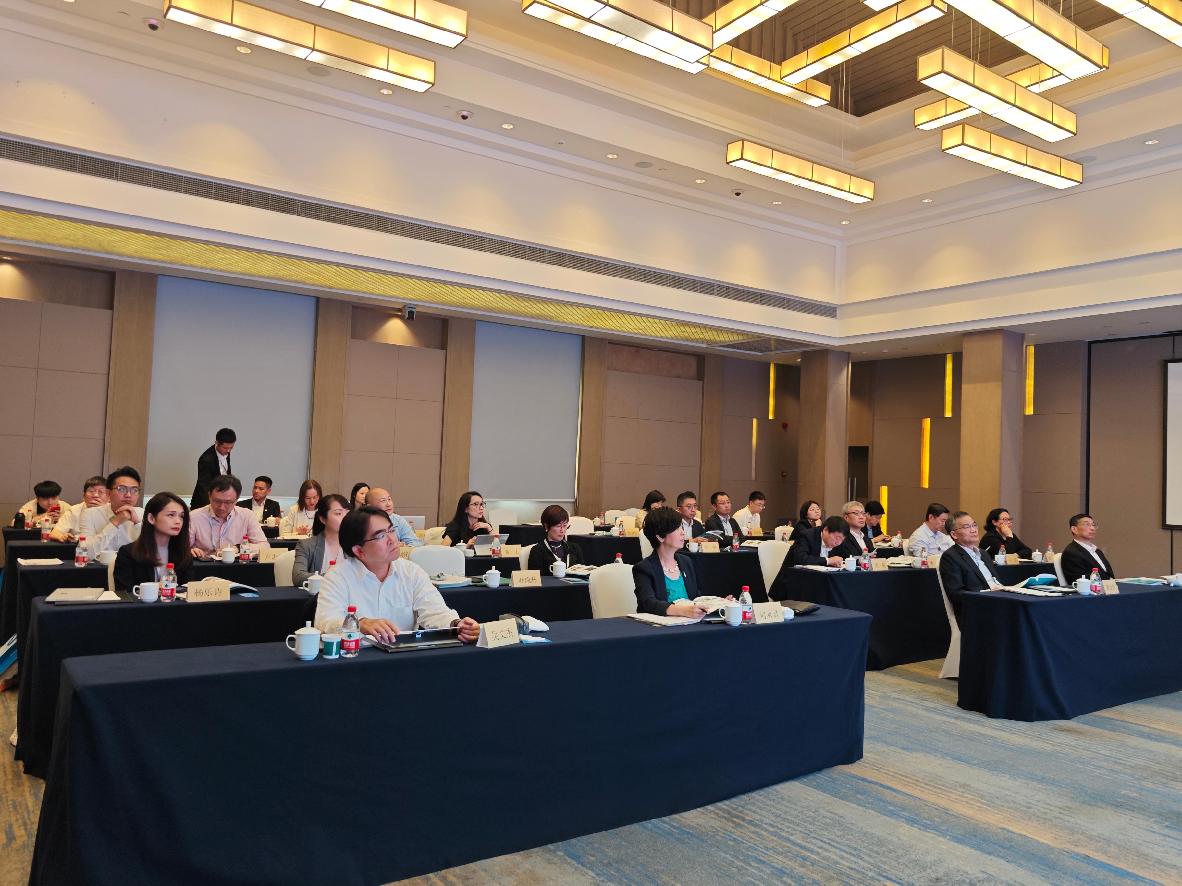 The Secretary for Housing, Ms Winnie Ho, and her delegation began the visit to Hangzhou yesterday (May 27) to meet with Mainland government officials to exchange views in areas such as public housing policies, people-oriented designs, innovative construction technologies, and smart property management. Photo shows Ms Ho (front row, second left) attended the inaugural Mainland and Hong Kong Housing Forum with officials of the Ministry of Housing and Urban-Rural Development and the Department of Housing and Urban-Rural Development of Zhejiang Province today (May 28) to have in-depth exchanges and experience sharing among Beijing, Hangzhou and Hong Kong on topics including smart construction, smart property management, community building, and housing policies.