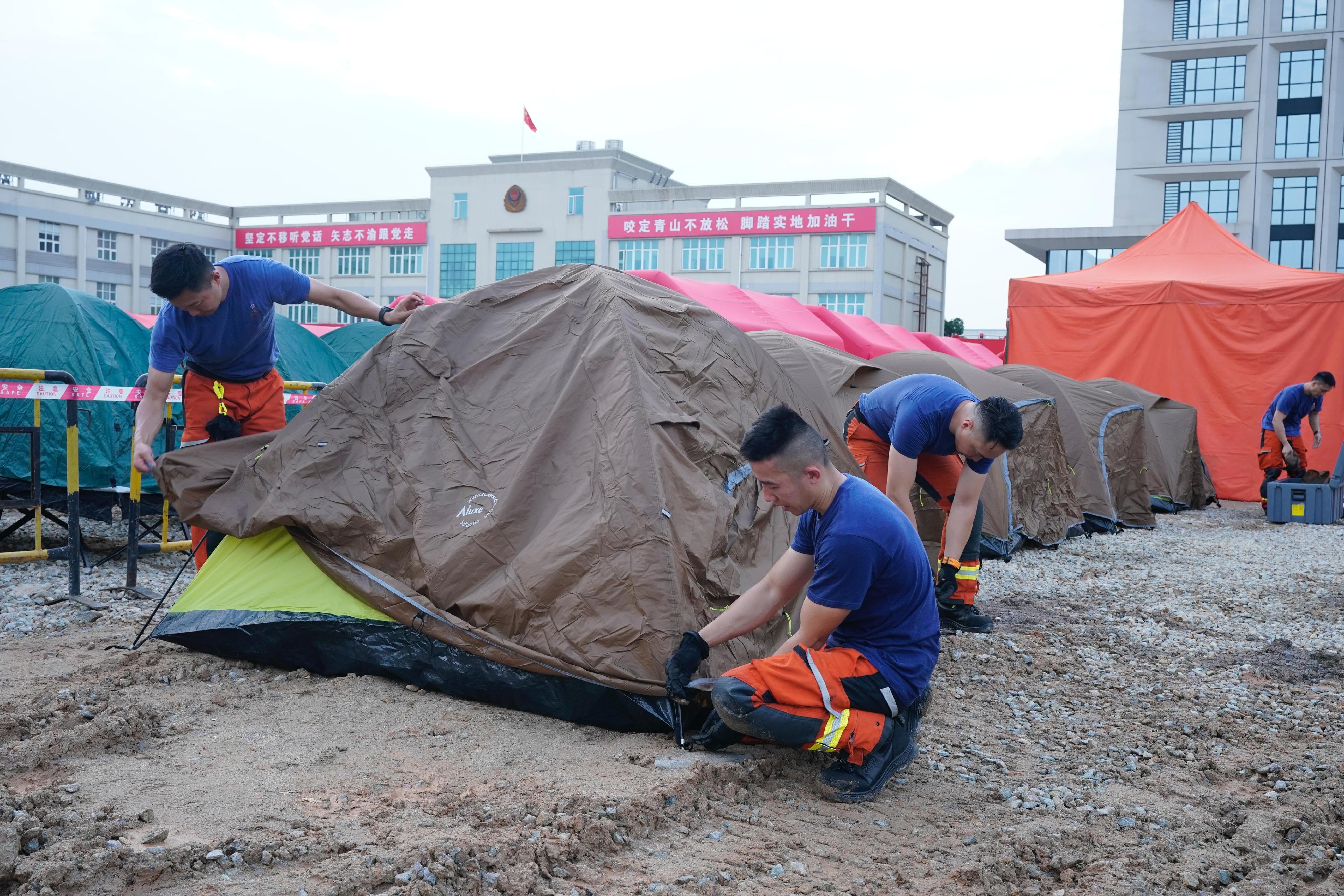 The Fire and Rescue Corps of Guangdong Province, the Hong Kong Fire Services Department (FSD) and the Macao Fire Services Bureau have conducted the Guangdong-Hong Kong-Macao Greater Bay Area joint emergency response and rescue exercise "Liancheng-2024" in Jiangmen, Guangdong Province from May 27 to today (May 29). Photos shows members of the Disaster Response and Rescue Team of the FSD setting up the operational base after arriving at the site of exercise.