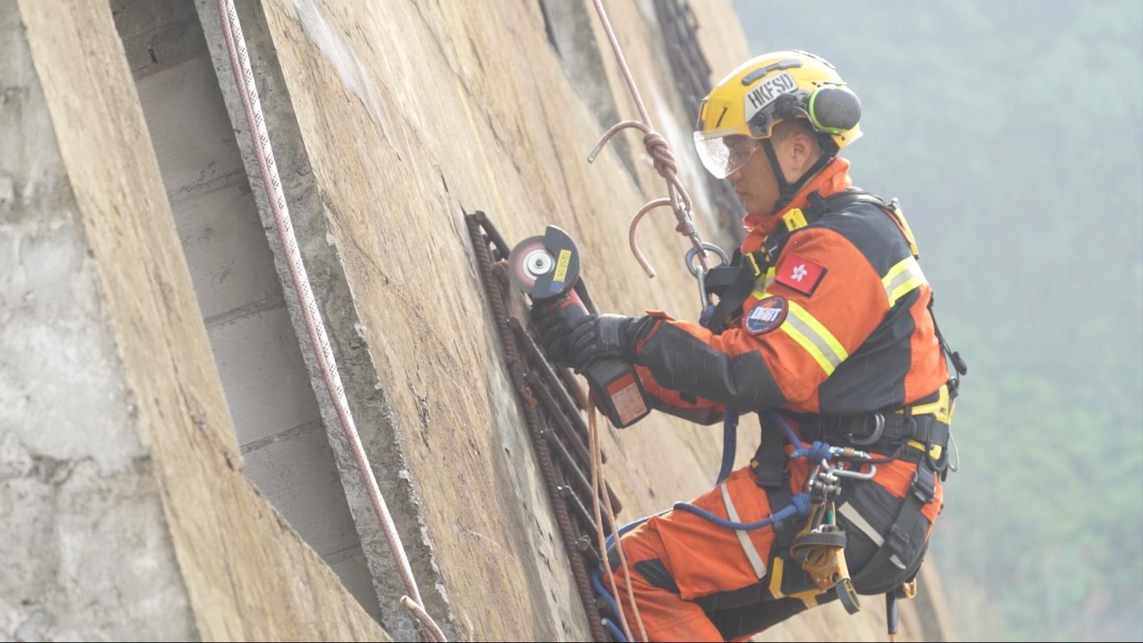 The Fire and Rescue Corps of Guangdong Province, the Hong Kong Fire Services Department (FSD) and the Macao Fire Services Bureau have conducted the Guangdong-Hong Kong-Macao Greater Bay Area joint emergency response and rescue exercise "Liancheng-2024" in Jiangmen, Guangdong Province from May 27 to today (May 29). Photo shows members of the Disaster Response and Rescue Team of the FSD carrying out rescue operations by demolishing the external wall structure of a leaning building.