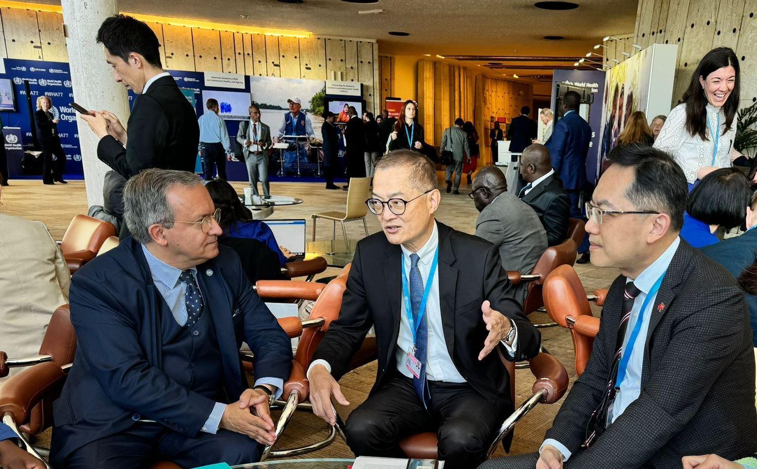 The Secretary for Health, Professor Lo Chung-mau (centre), and the Director of Health, Dr Ronald Lam (right), meet with the Director for Regulation and Prequalification of the World Health Organization, Dr Rogério Gaspar (left), in Geneva, Switzerland, on May 28 (Geneva time). They introduced to Dr Gaspar the enhancement of the prevailing regulatory, approval and registration mechanism of drugs, as well as the latest developments of promoting the research and development and clinical trial of drugs and medical devices in Hong Kong and collaboration of the Guangdong-Hong Kong-Macao Greater Bay Area.