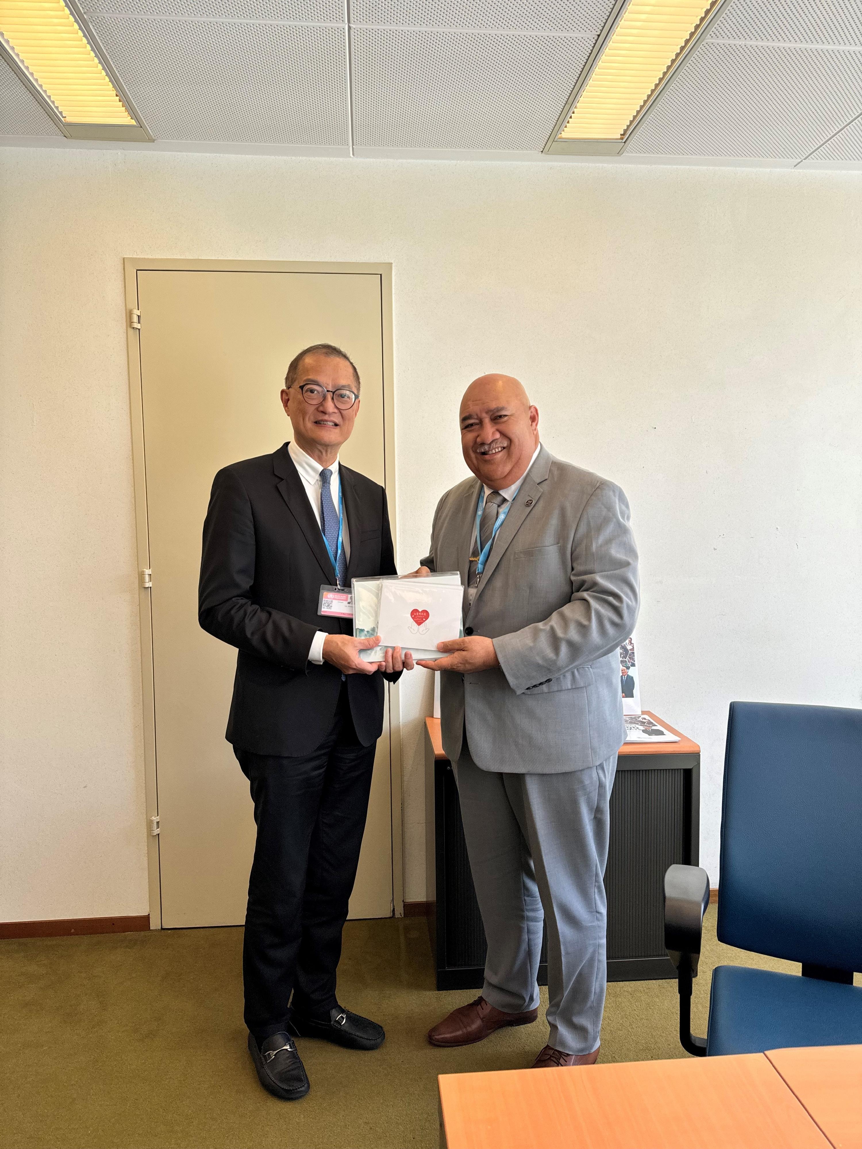 The Secretary for Health, Professor Lo Chung-mau, met with the World Health Organization (WHO) Regional Director for the Western Pacific, Dr Saia Ma'u Piukala in Geneva, Switzerland, on May 28 (Geneva time). He introduced to Dr Piukala the efforts Hong Kong Administrative Region Government have been contributing through supporting and acting in concert with the WHO and the Mainland to tackle various public health challenges. Photo shows Professor Lo (left) presenting to Dr Saia Ma'u Piukala (right) a souvenir stamp commemorating the fight against COVID-19 by Hong Kong healthcare professionals.