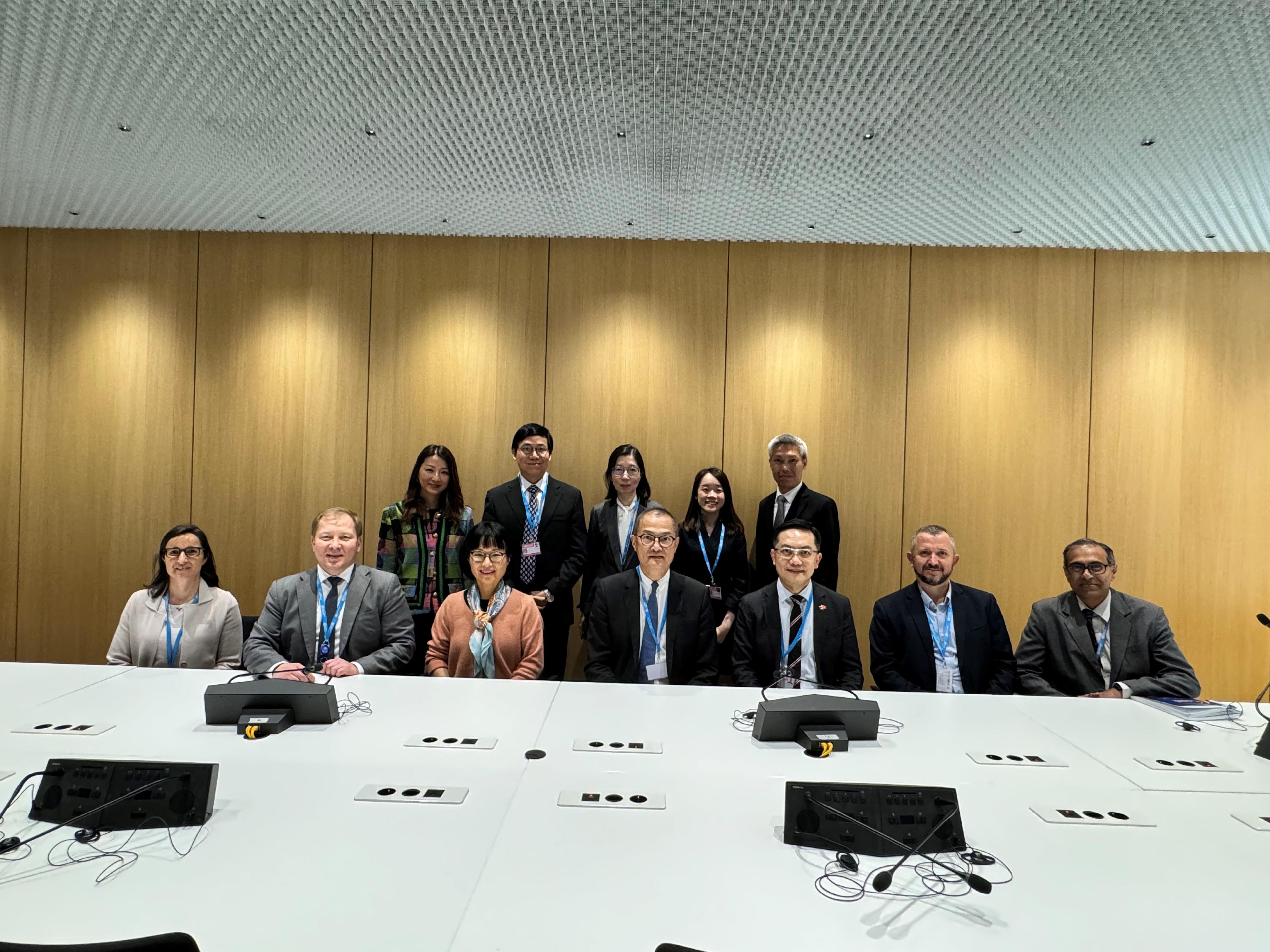 The Secretary for Health, Professor Lo Chung-mau (front row, centre), and the Director of Health, Dr Ronald Lam (front row, third right), meet with the Unit Head of Global Influenza Programme of the World Health Organization, Dr Zhang Wenqing (front row, third left) in Geneva, Switzerland, on May 28 (Geneva time) to introduce to her the measures taken by Hong Kong in combating influenza.