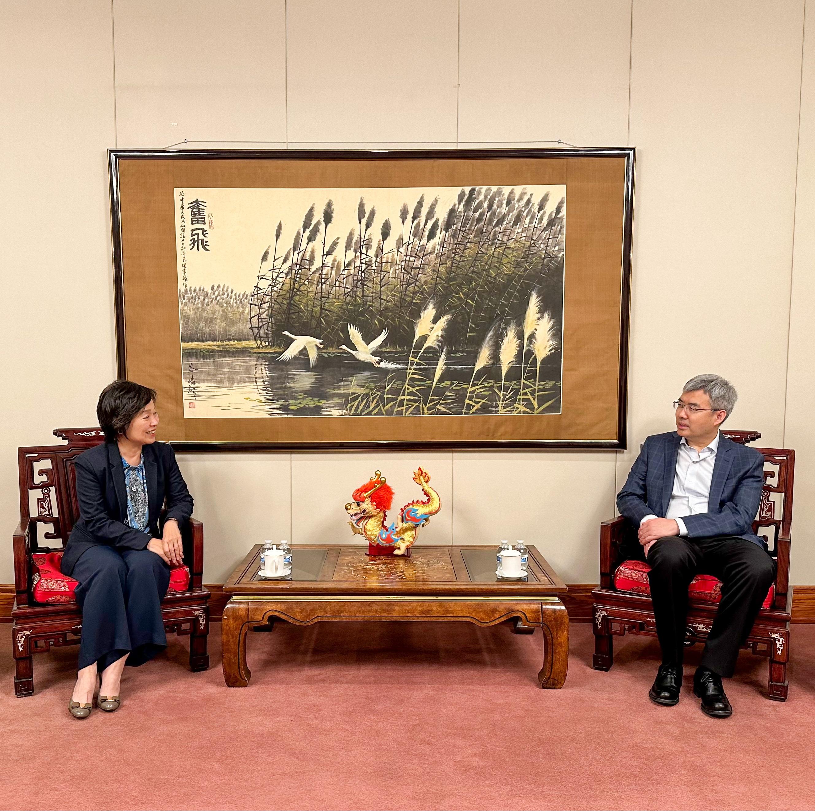 The Secretary for Education, Dr Choi Yuk-lin (left), pays a courtesy call to the Consul General of the People's Republic of China in Chicago, Mr Zhao Jian (right), in Chicago, the United States, on May 27 (Chicago time). 