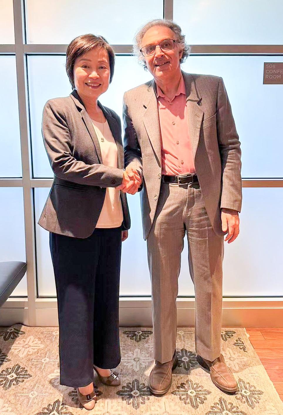 The Secretary for Education, Dr Choi Yuk-lin, visited the University of Chicago in the United States on May 28 (Chicago time). Photo shows Dr Choi (left) meeting the Faculty Director of the Hong Kong Campus of the University of Chicago, Professor Kenneth Pomeranz (right).