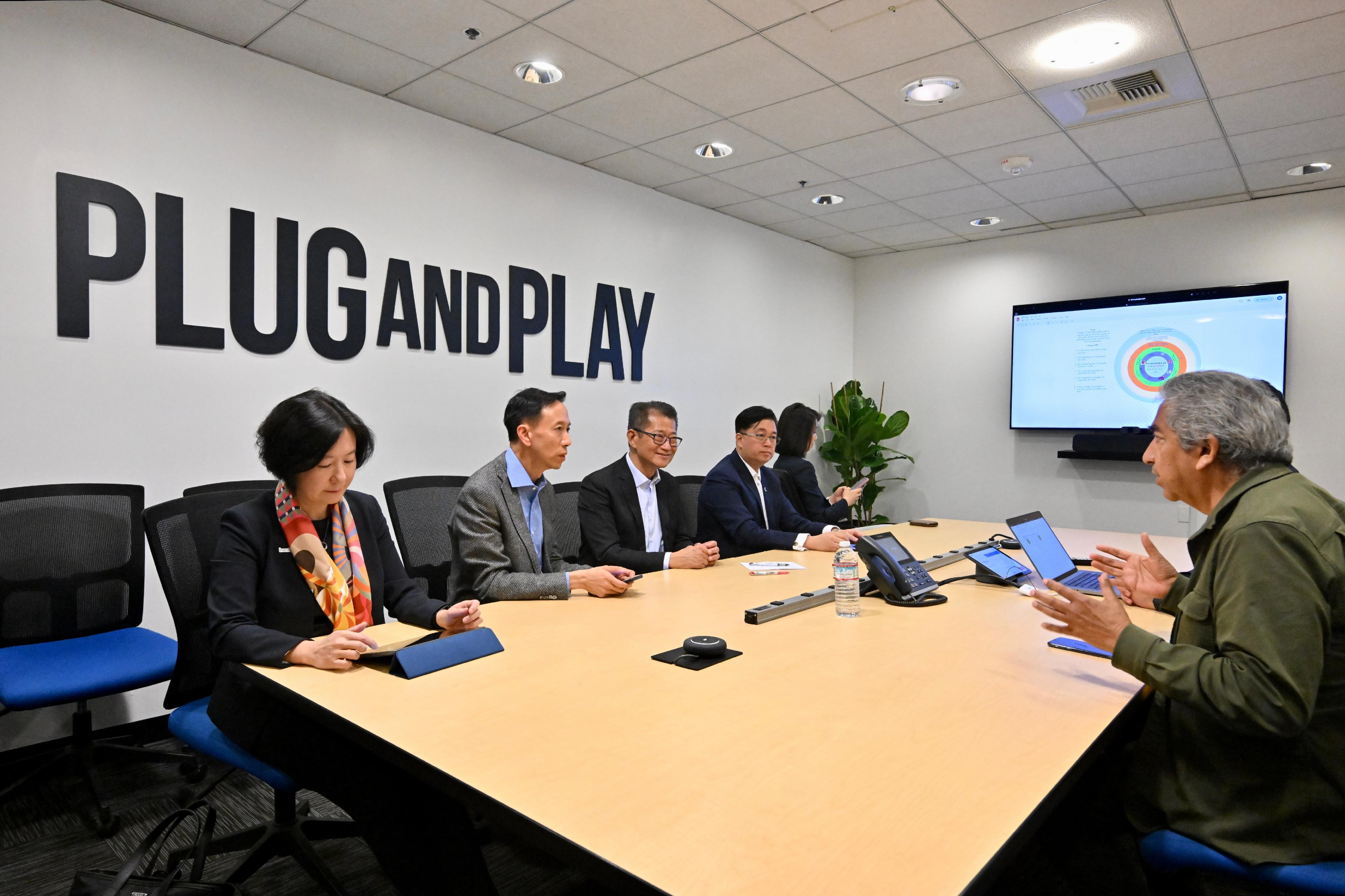 财政司司长陈茂波五月二十八日（三藩市时间）展开美国访问行程，并到访矽谷初创加速器Plug and Play。图示陈茂波（左三）与Plug and Play创办人之一Rahim Amidi（右一）会面。