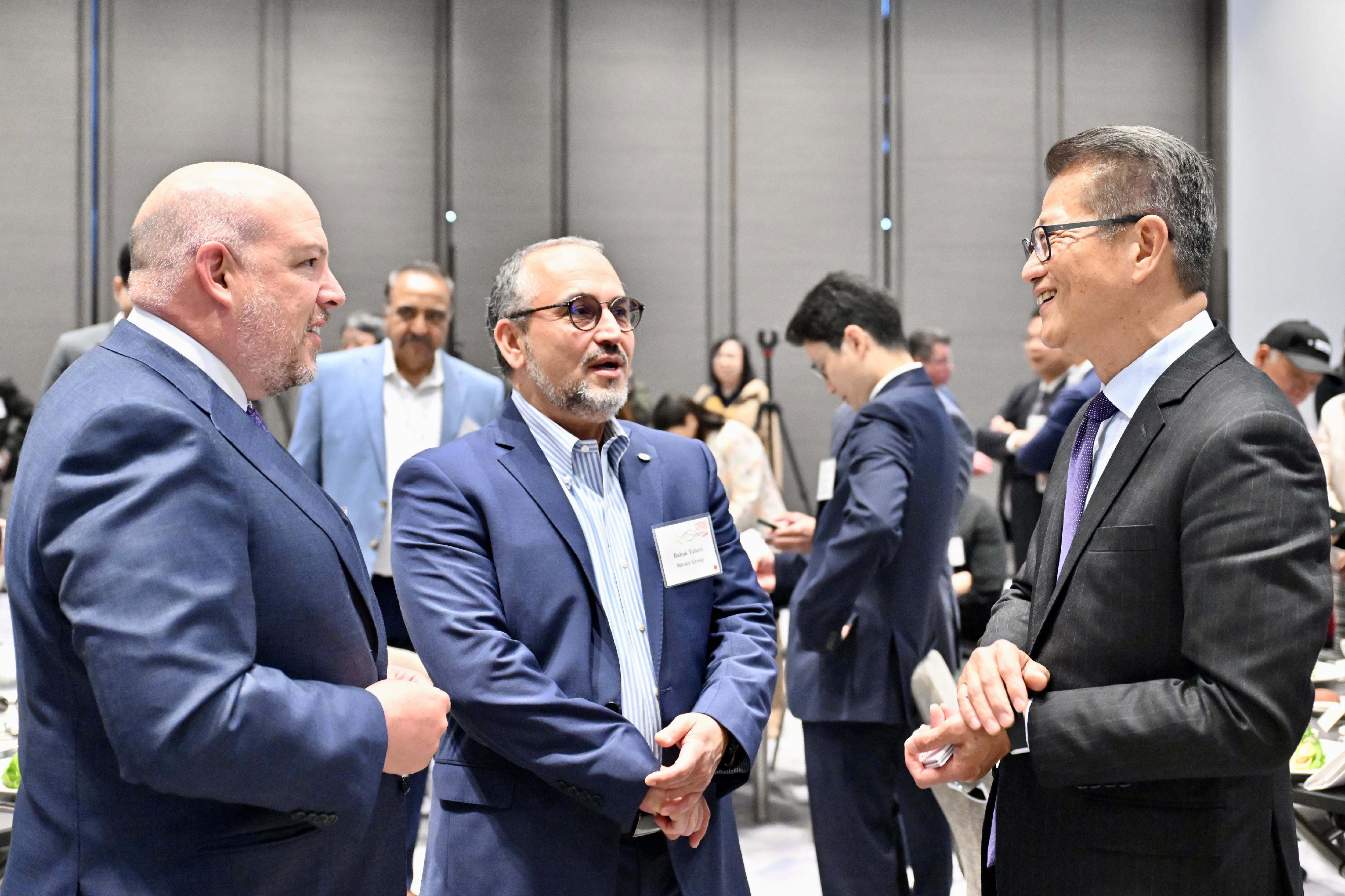 The Financial Secretary, Mr Paul Chan, began his visit to the United States yon May 28 (San Francisco time), and attended a business luncheon jointly organised by the Hong Kong Economic and Trade Office in San Francisco and the Bay Area Council, a business organisation in San Francisco. Photo shows Mr Chan (first right) interacting with local guests at the luncheon.