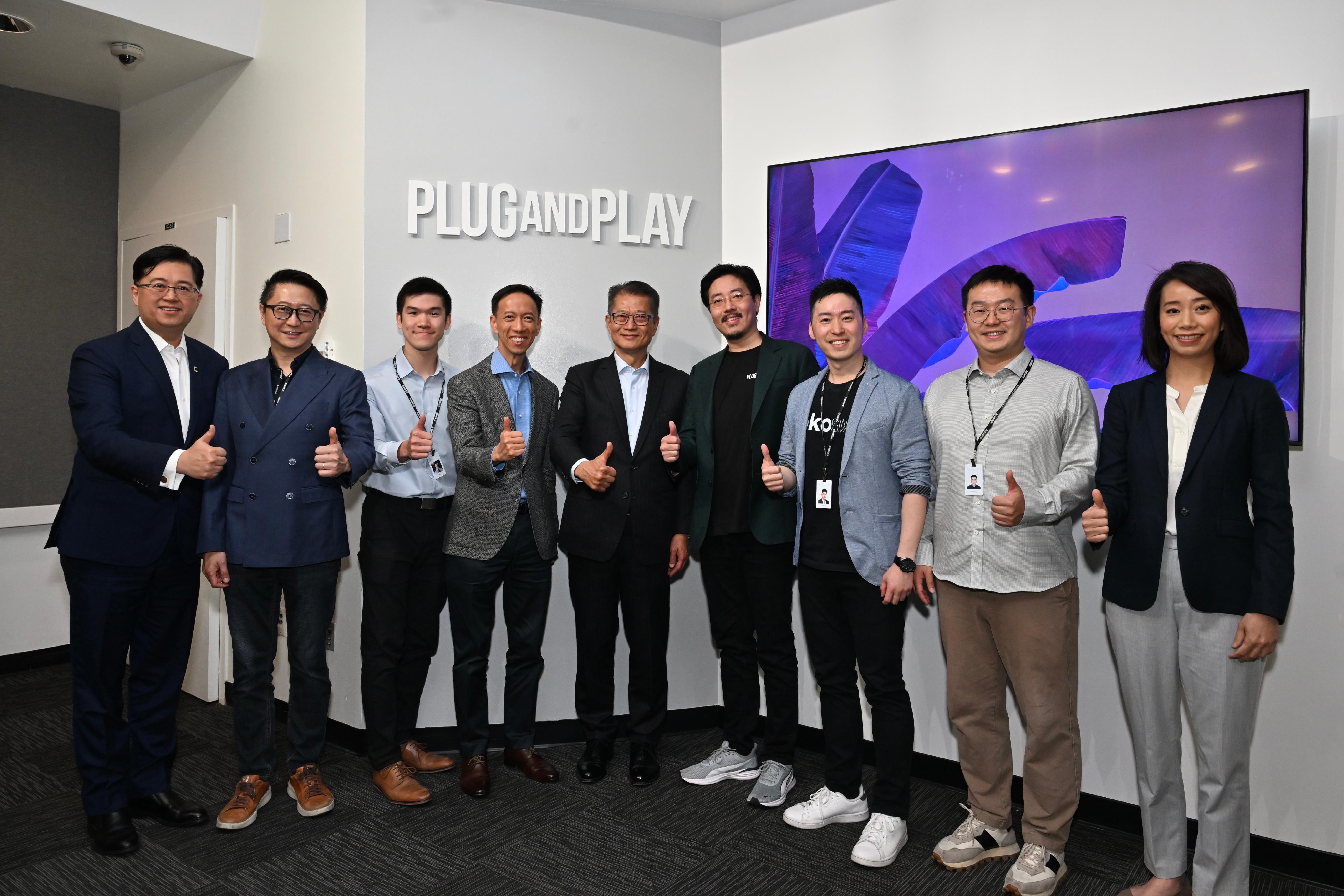 The Financial Secretary, Mr Paul Chan, began his visit to the United States on May 28 (San Francisco time), and visited a Silicon Valley startup accelerator, Plug and Play. Photo shows Mr Chan (centre) interacting with five start-ups from Hong Kong Science Park who are being trained in the Silicon Valley with the support of the company. 