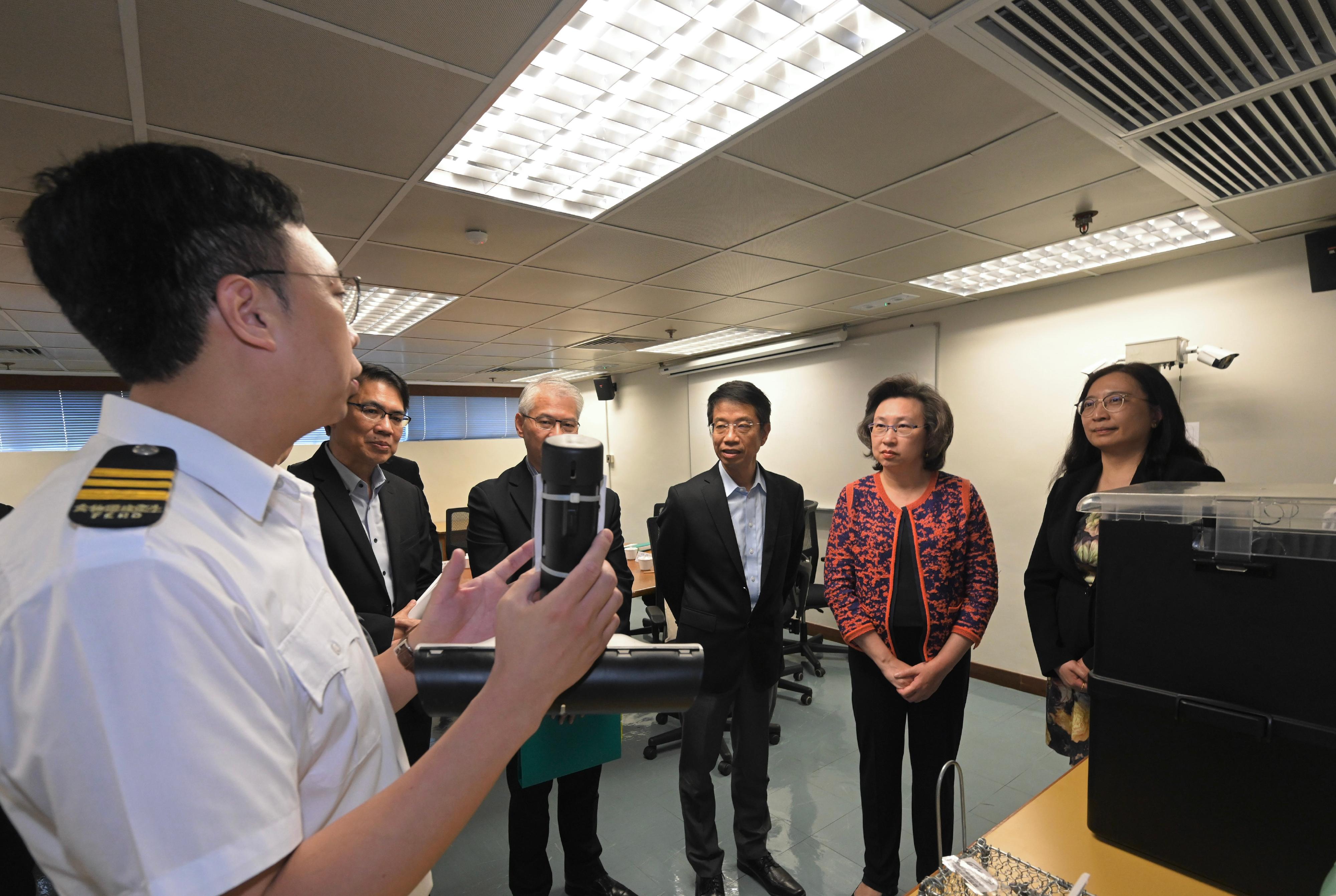 The Secretary for the Civil Service, Mrs Ingrid Yeung, visited the Food and Environmental Hygiene Department (FEHD) today (May 29) to learn more about the department's work. Photo shows a staff member introducing to Mrs Yeung (second right) the rodent prevention and control tools used by the FEHD, including a T-shaped bait box and an alcohol rodent trapping device. Looking on are the Permanent Secretary for the Civil Service, Mr Clement Leung (third right), and the Director of Food and Environmental Hygiene, Ms Irene Young (first right).