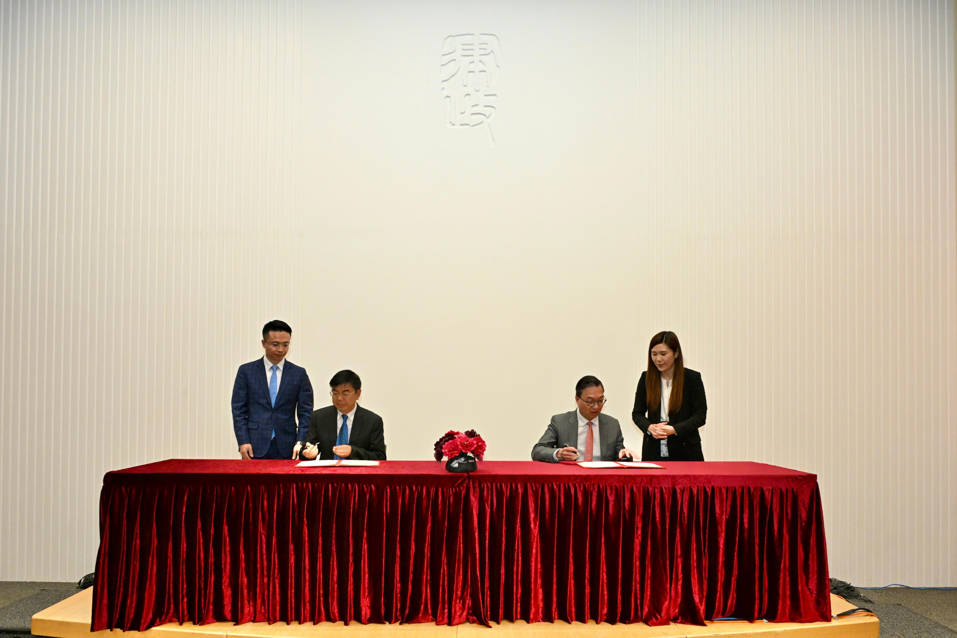 The Secretary for Justice, Mr Paul Lam, SC (second right), today (May 29) signed a framework arrangement with Deputy Director-General of the Chongqing Municipal Justice Bureau Mr Xiong Shiming (second left) on legal services co-operation between Chongqing and Hong Kong to deepen the cities' exchanges and co-operation in legal services, enabling lawyers in the two places to better serve the economic development.

