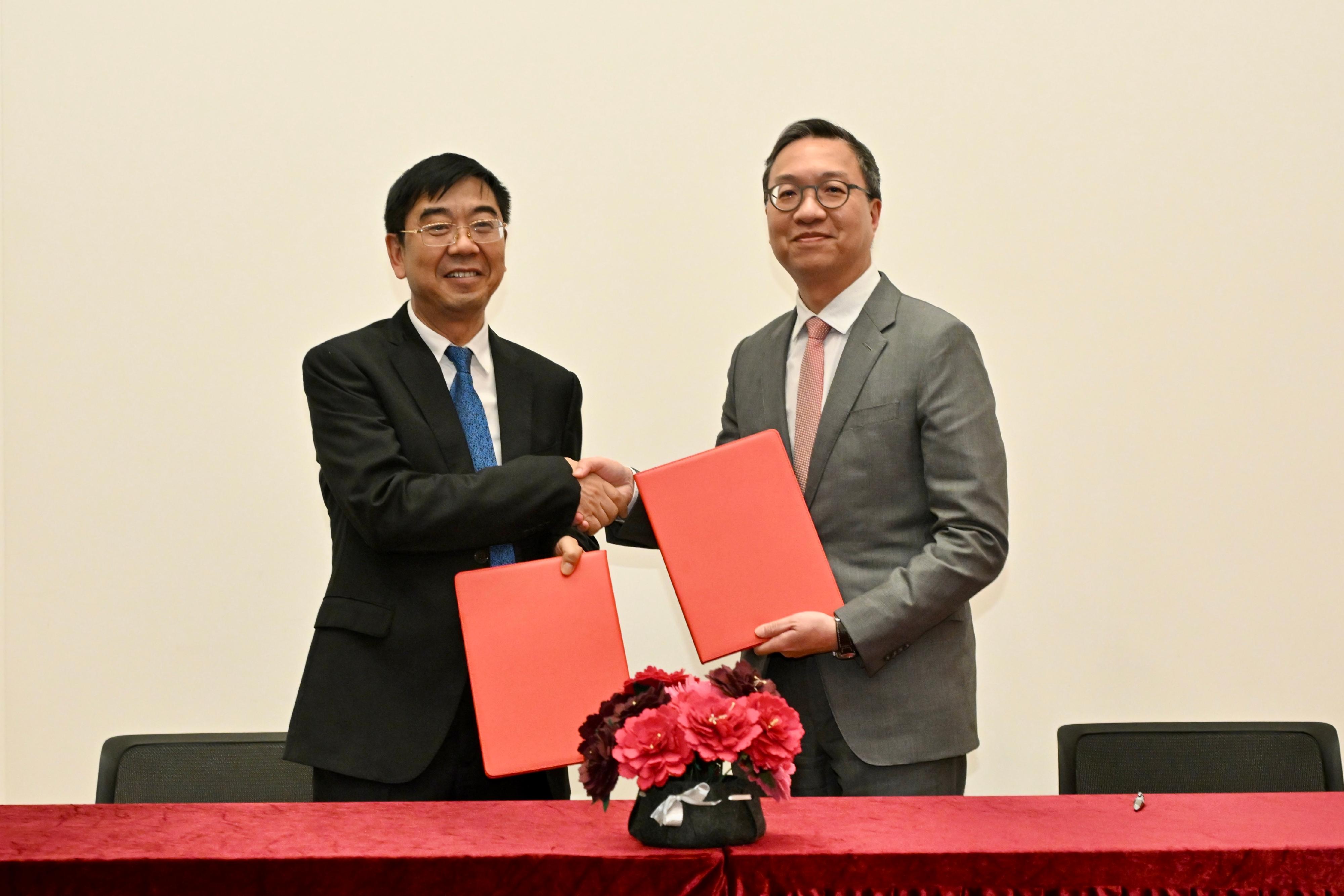 The Secretary for Justice, Mr Paul Lam, SC (right), today (May 29) signed a framework arrangement with Deputy Director-General of the Chongqing Municipal Justice Bureau Mr Xiong Shiming (left) on legal services co-operation between Chongqing and Hong Kong to deepen the cities' exchanges and co-operation in legal services, enabling lawyers in the two places to better serve the economic development.
