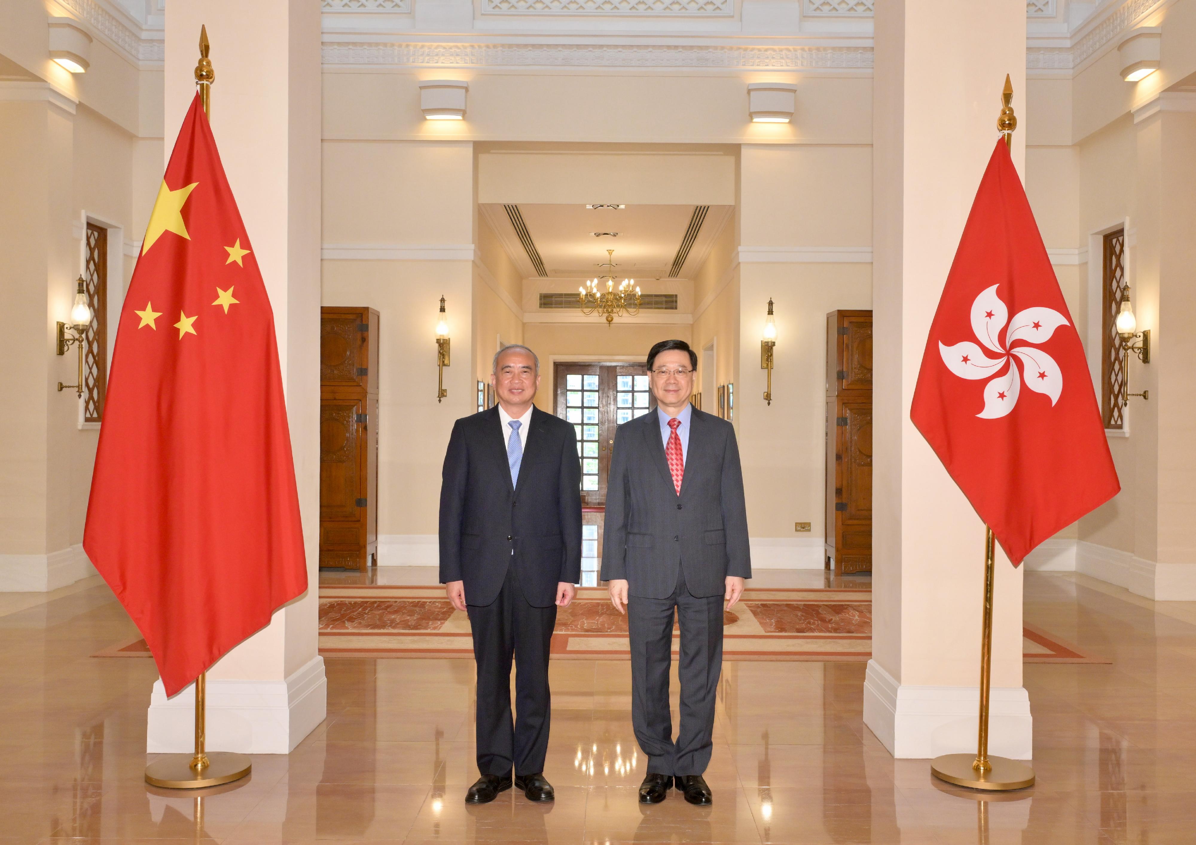 The Chief Executive, Mr John Lee (right), meets the Secretary of the CPC Shandong Provincial Committee, Mr Lin Wu (left), at Government House today (May 29).