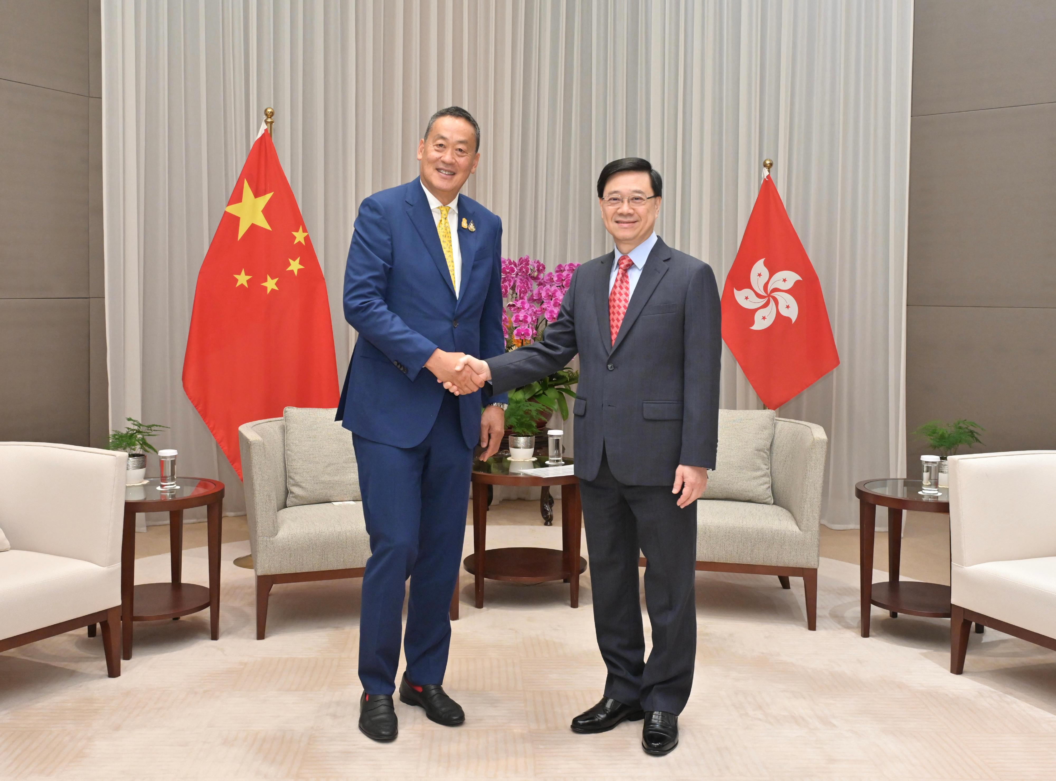 行政长官李家超（右）今日（五月二十九日）与到访香港的泰国总理赛塔·他威信（左）会面。