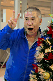 Li Chuen-keung, aged 75, is about 1.6 metres tall, 70 kilograms in weight and of fat build. He has a square face with yellow complexion and short white hair. He was last seen wearing a white T-shirt, black trousers, slippers and carrying a black umbrella.
