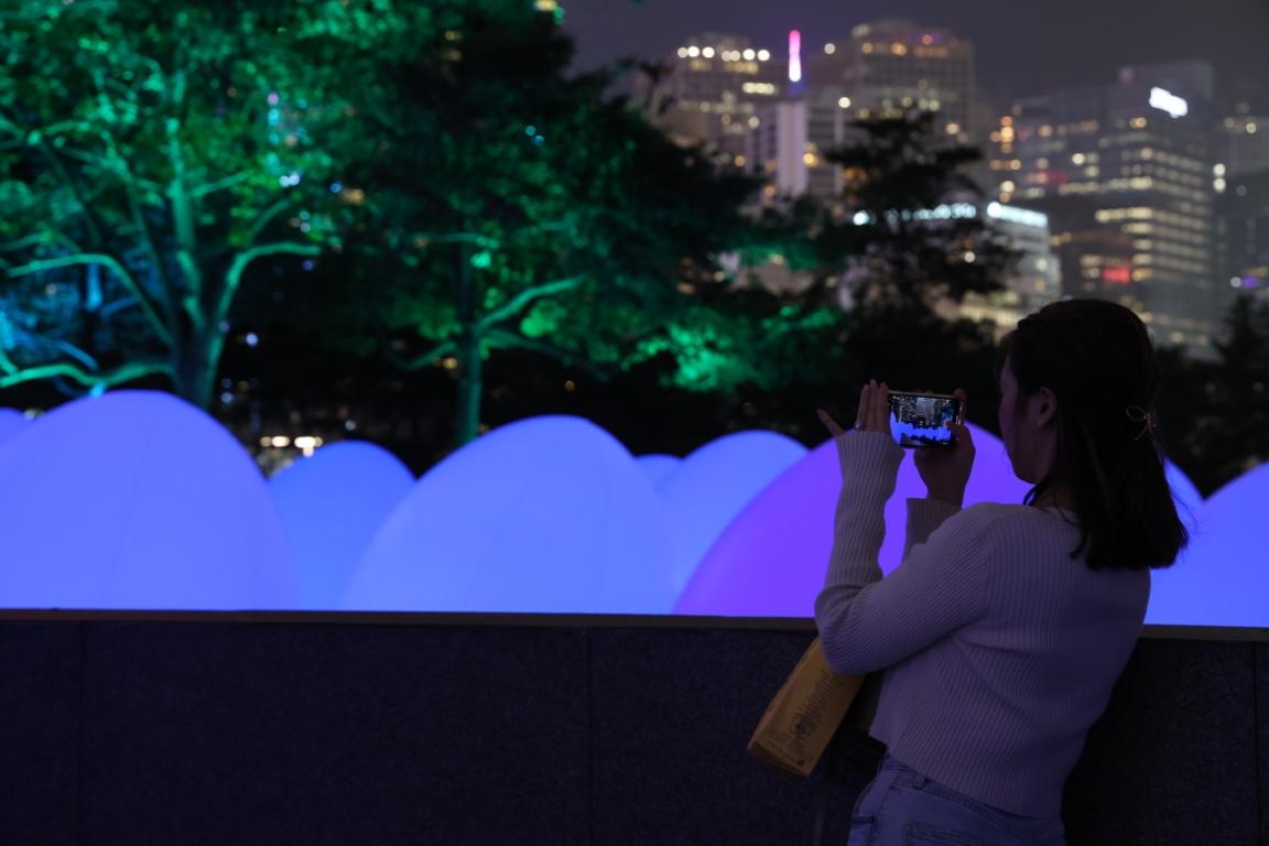 Jointly organised by the Art Promotion Office and the Science Promotion Unit under the Leisure and Cultural Services Department, "teamLab: Continuous" and "Science in Art" will end on June 8. Photo shows a visitor touring the exhibition.