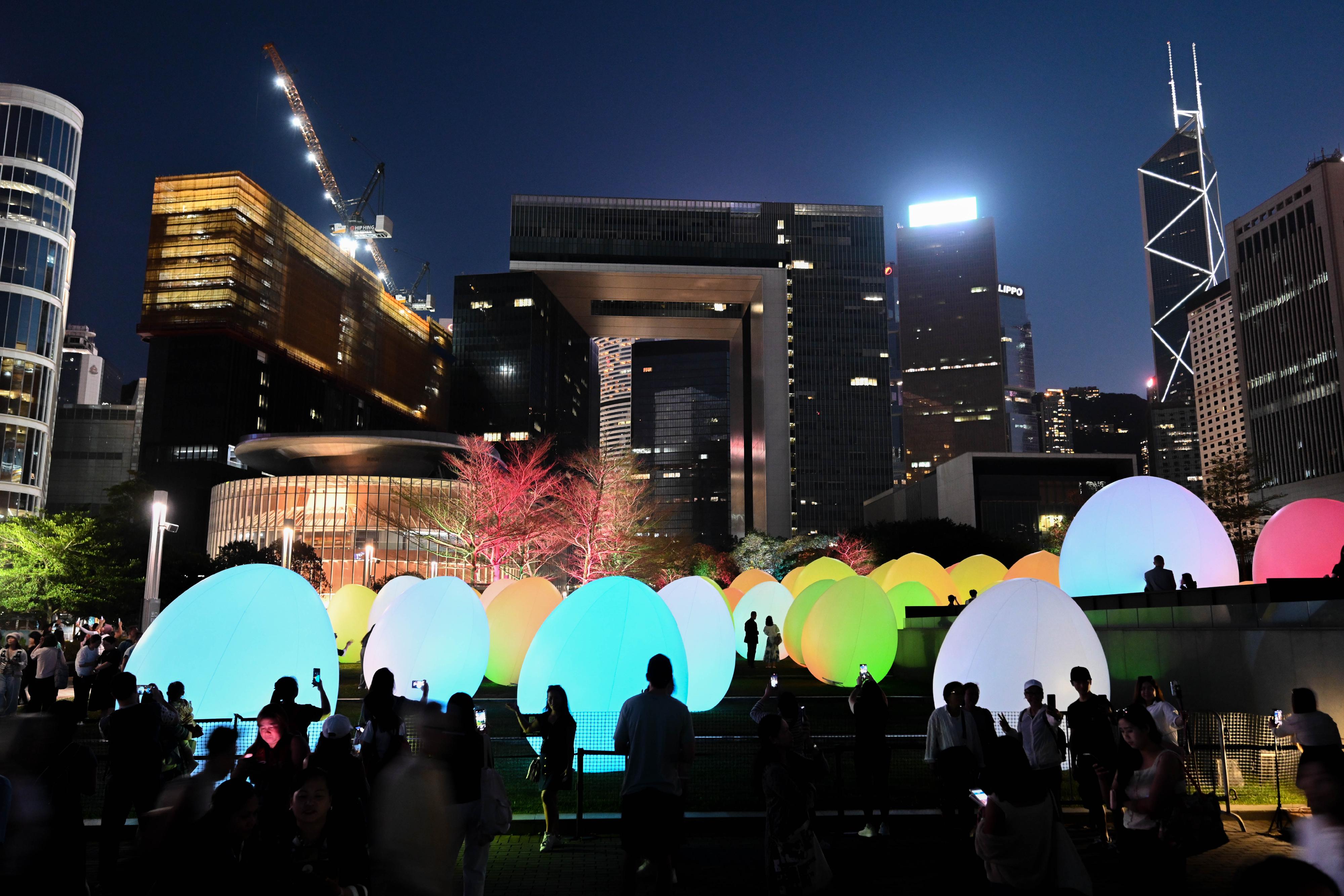 Jointly organised by the Art Promotion Office and the Science Promotion Unit under the Leisure and Cultural Services Department, "teamLab: Continuous" and "Science in Art" will end on June 8. Photo shows visitors touring the exhibition.